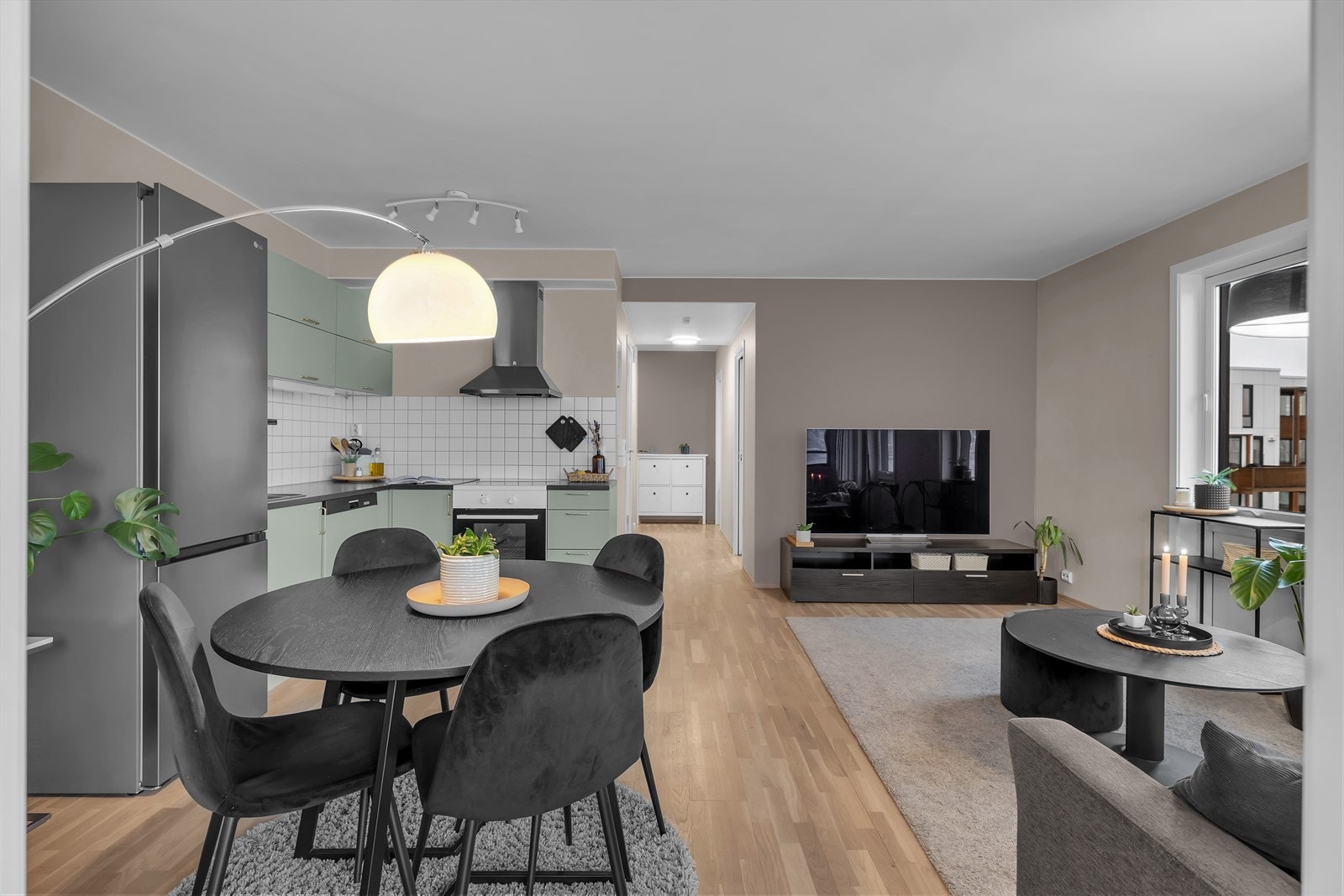 Leiligheten har gjennomgående høy og moderne standard, gjennomført med flotte fargevalg, parkettgulv og god takhøyde. Galleribilde