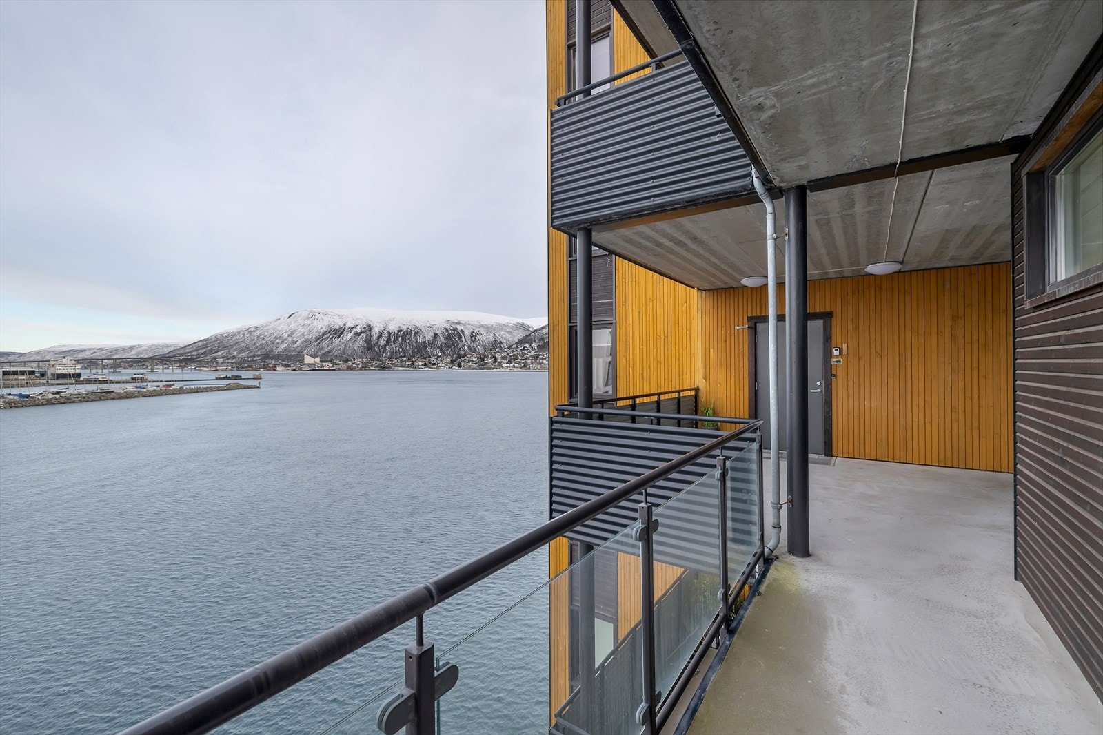 Svalgang med denne utsikten tar deg fra heisen til leiligheten! Galleribilde