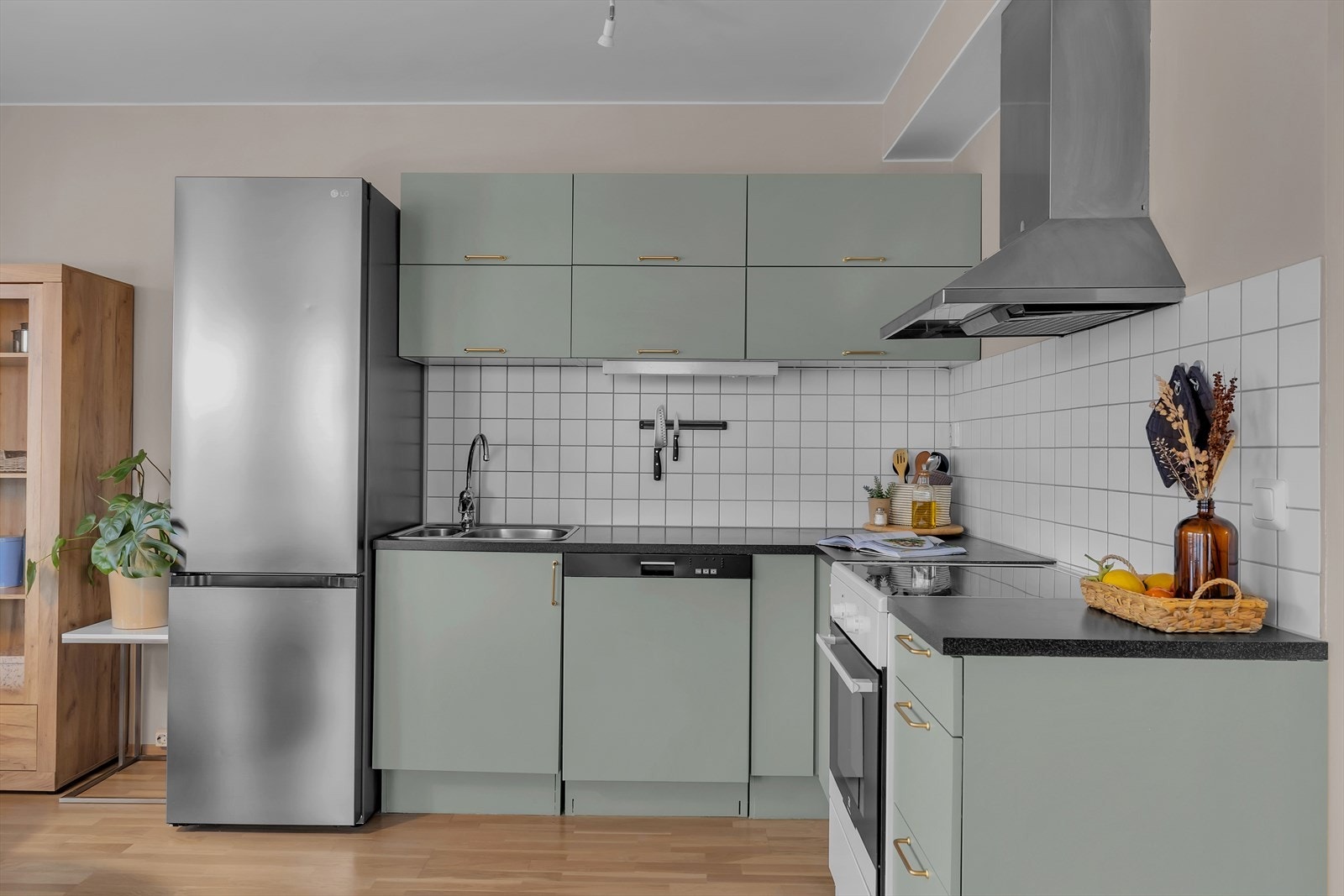 Her får du rikelig skap- og benkeplass. Galleribilde