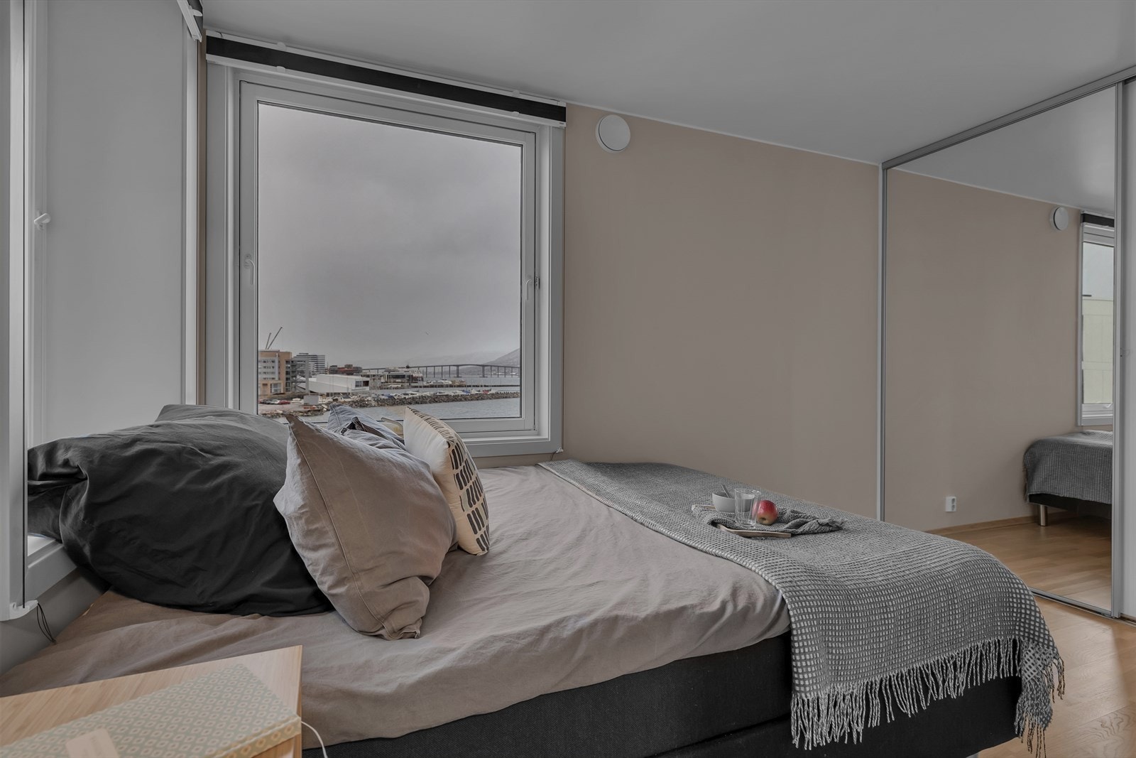 Soverommet er innredet med en romslig og praktisk skyvedørsgarderobe. Galleribilde