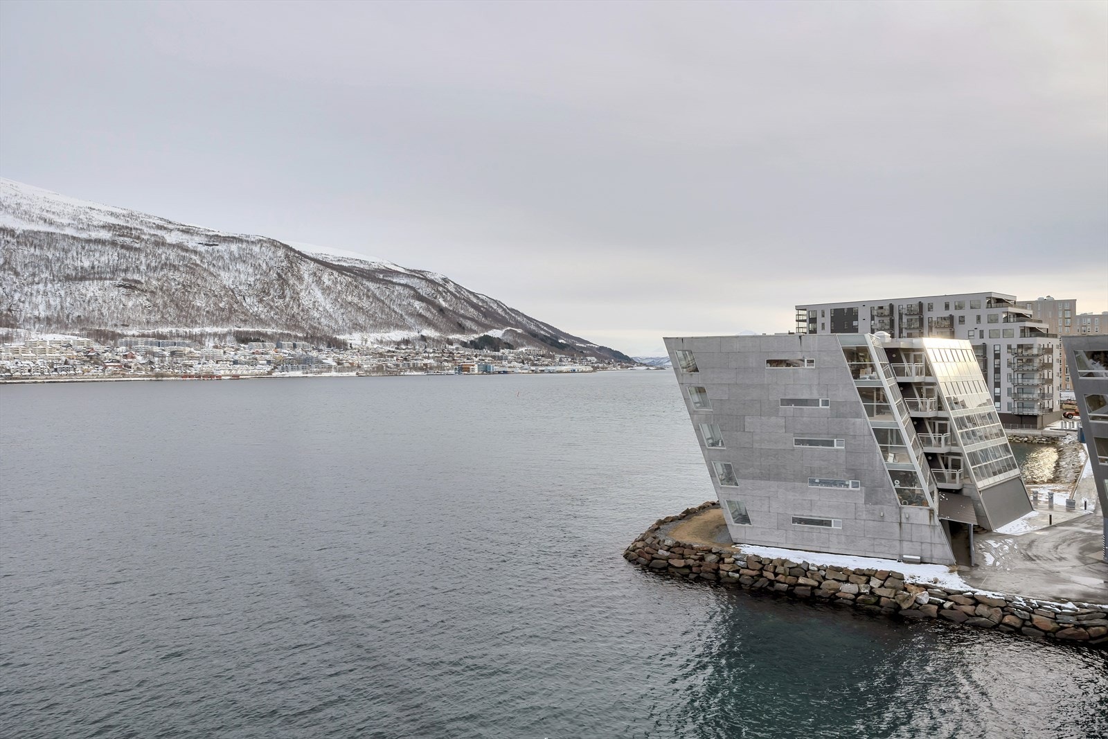 Utsikt mot sørøst fra balkongen. Galleribilde