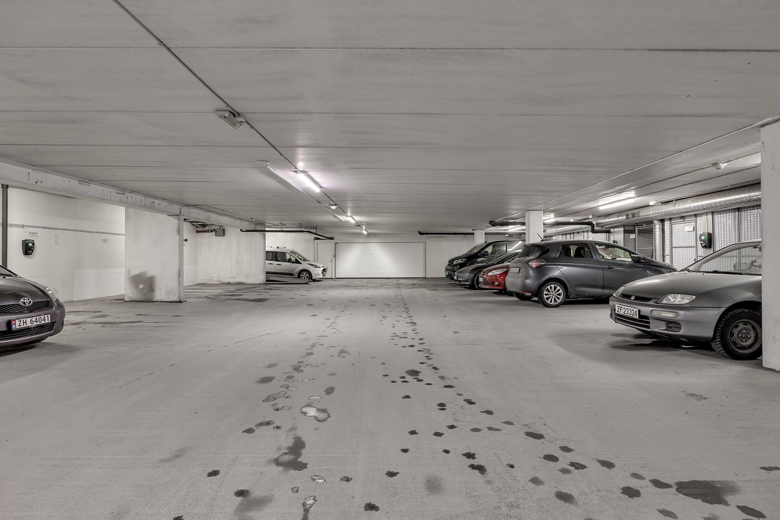 Det medfølger fast parkeringsplass i lukket garasjeanlegg i underetasjen. Galleribilde