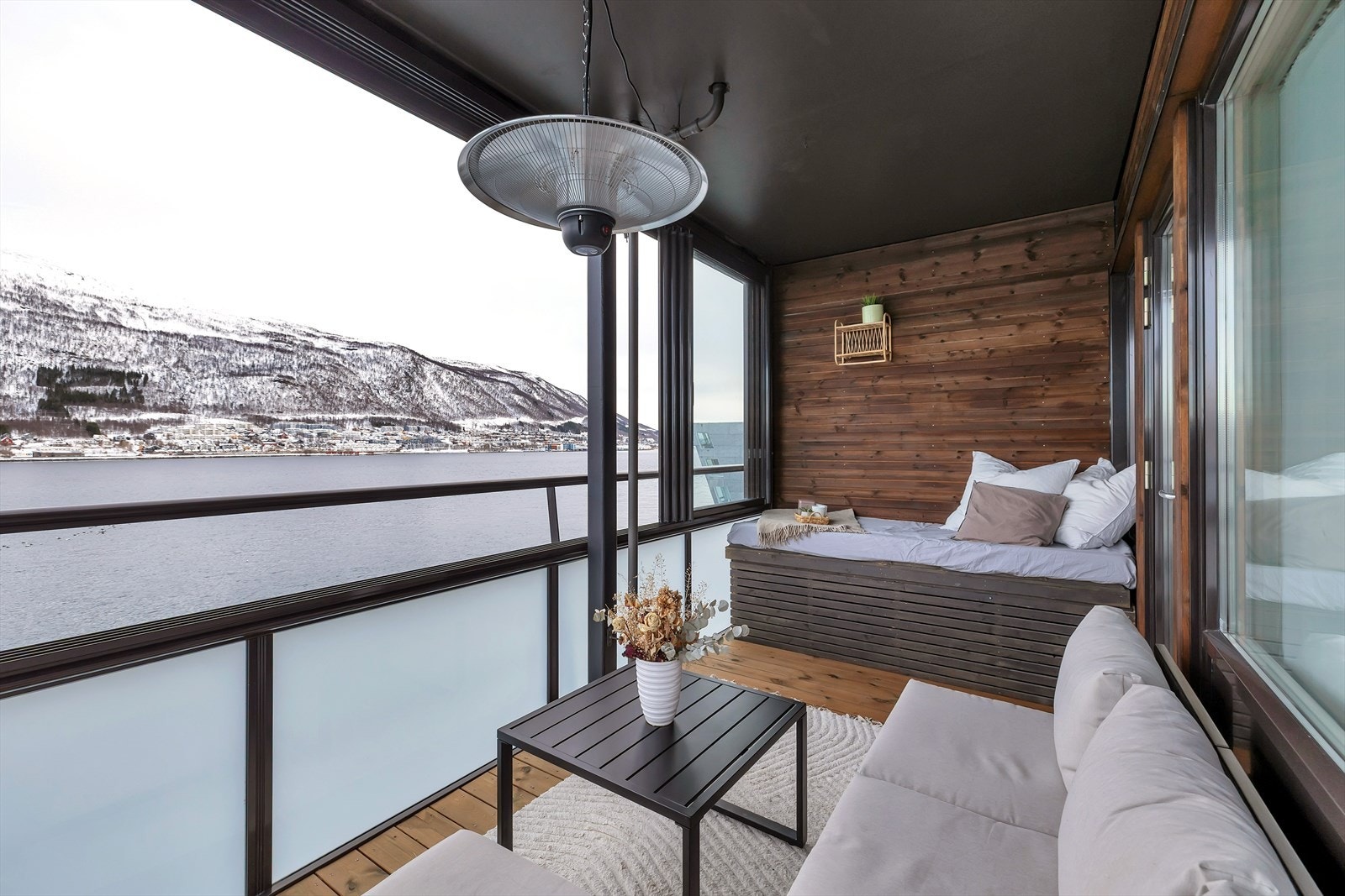 Innglasset balkong med mulighet for å skyve vinduene til siden. Optimalt når en ønsker å få brunfargen på plass om sommeren! Galleribilde