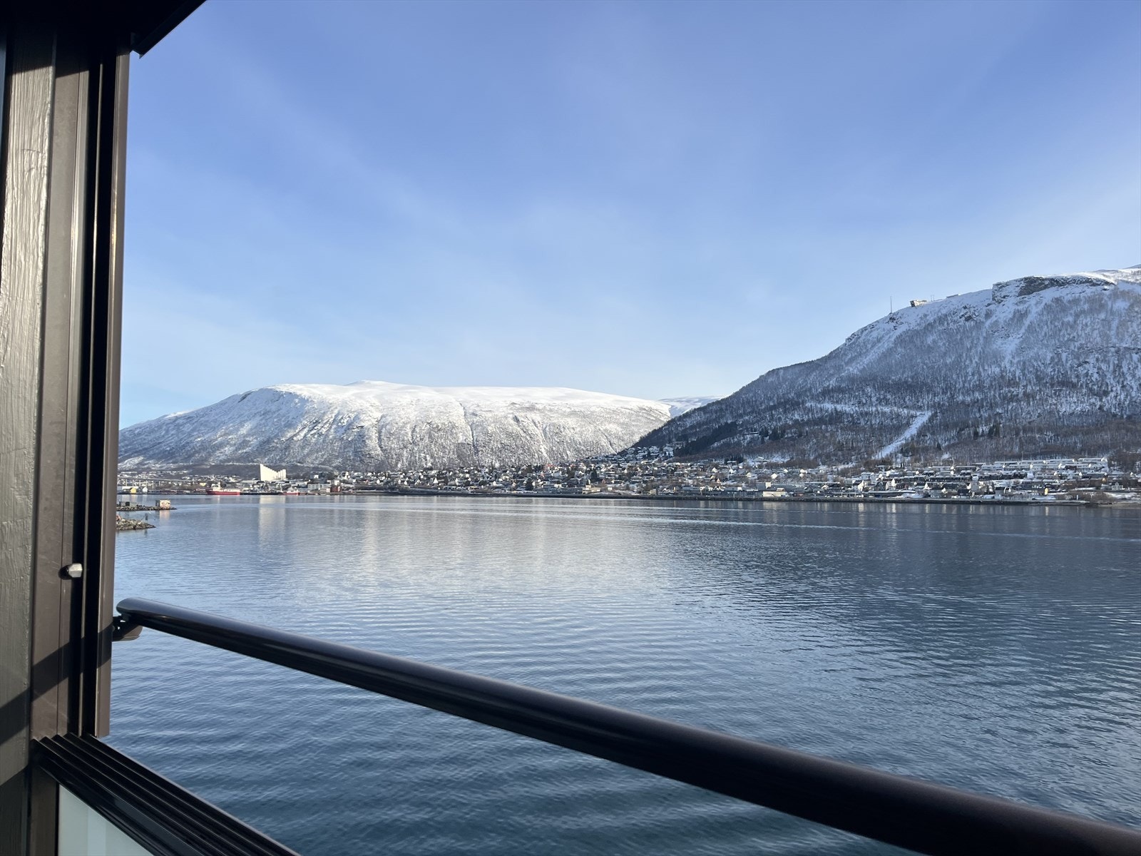 Eksemplarisk utsikt - som hentet ut fra et maleri - med uhindret perspektiv over sundet, fastlandet, fjellheisen og Ishavskatedralen mot nordøst. (Privat bilde). Galleribilde