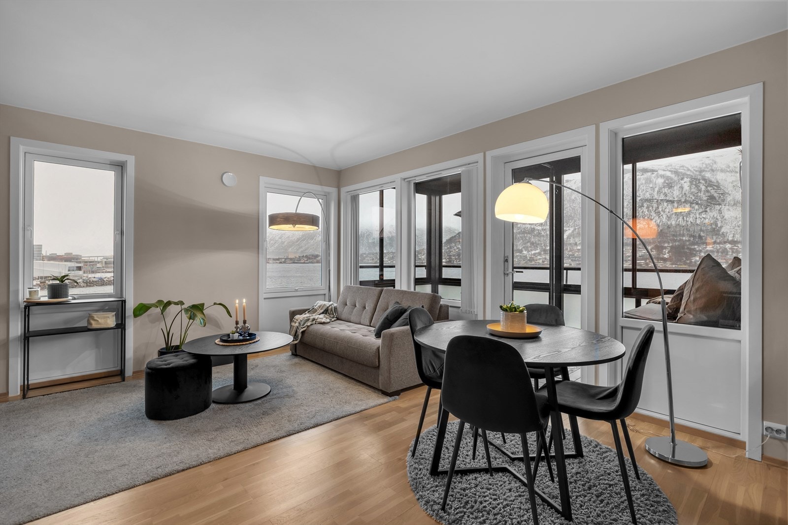 En romslig og meget flott 2-roms i 5. etasje med spektakulær utsikt, garasjeplass og innglasset balkong! IN-ordning på fellesgjeld! Galleribilde