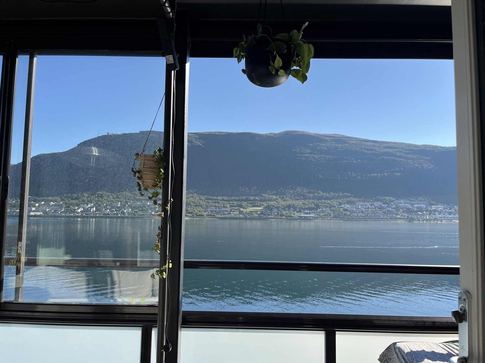 Kan vanskelig be om en bedre utsikt å komme hjem til. (Privat bilde). Galleribilde