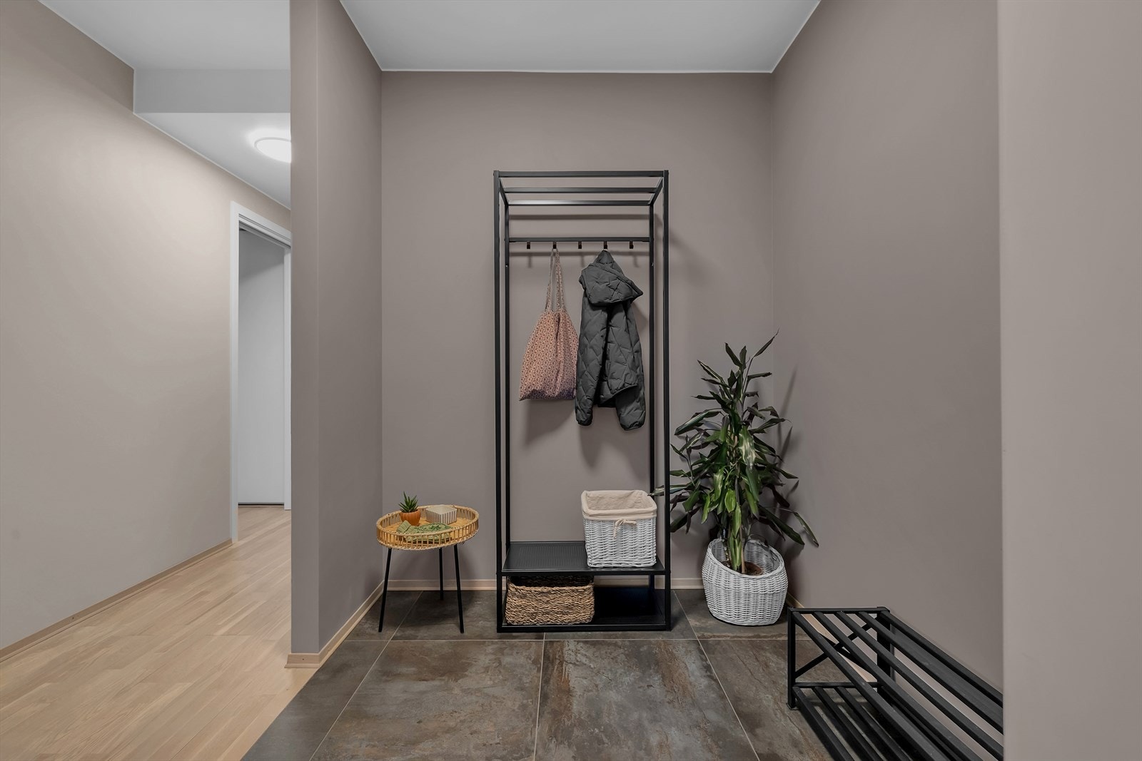 Velkommen inn! Flislagt entré med gulvvarme, og god plass til ønsket garderobeløsning for oppheng og lagring av yttertøy. Galleribilde