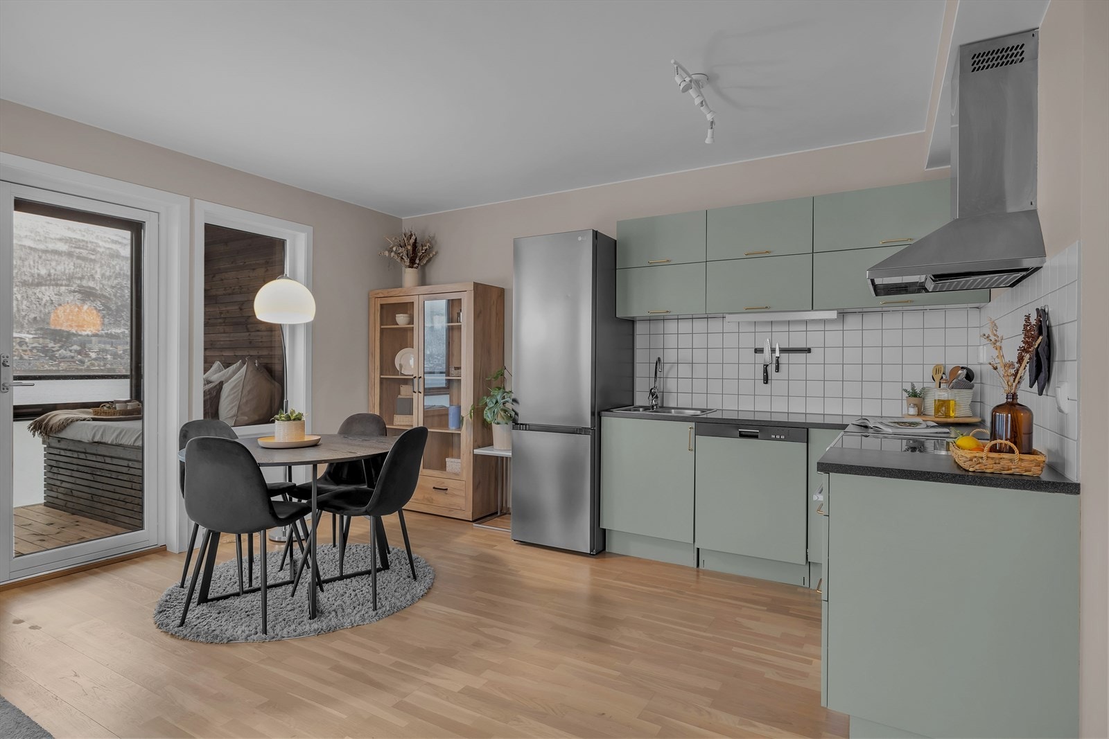 Tilknyttet kjøkkenet har du god plass til spisegruppe, hvor du kan invitere gjester til et godt måltid! Galleribilde