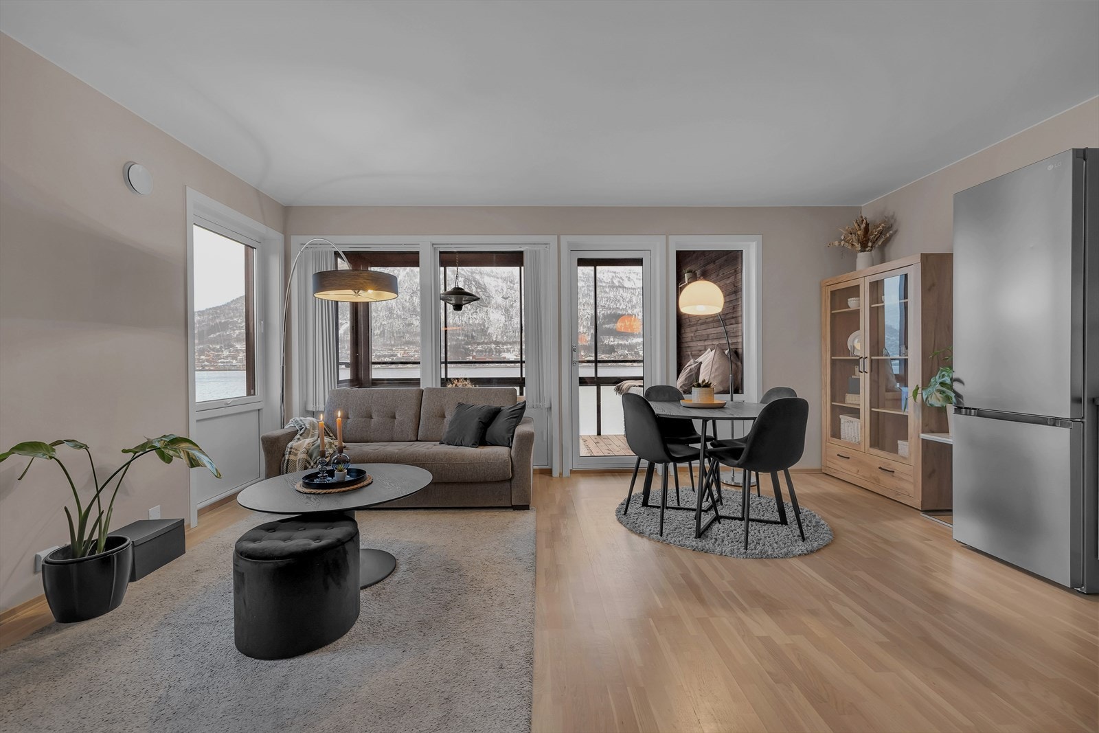 Meget innbydende stue, med rikelig lysinnslipp fra store vindusflater, gode møbleringsmuligheter og nydelig utsikt både mot nord og øst. Galleribilde