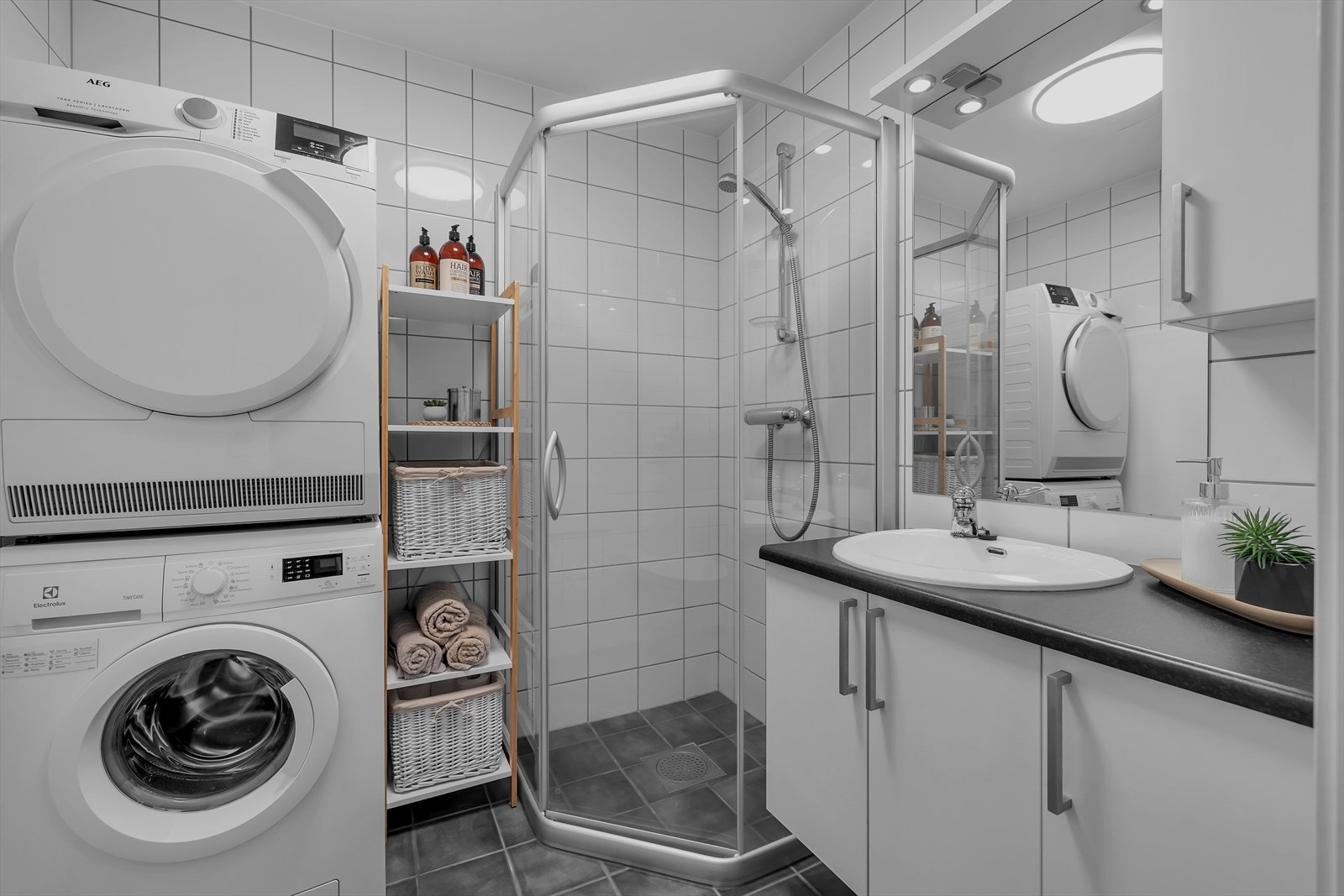 Pent, komplett flislagt bad, med gulvvarme, moderne innredninger og plass til vaskemaskin og tørketrommel i høyden. Galleribilde