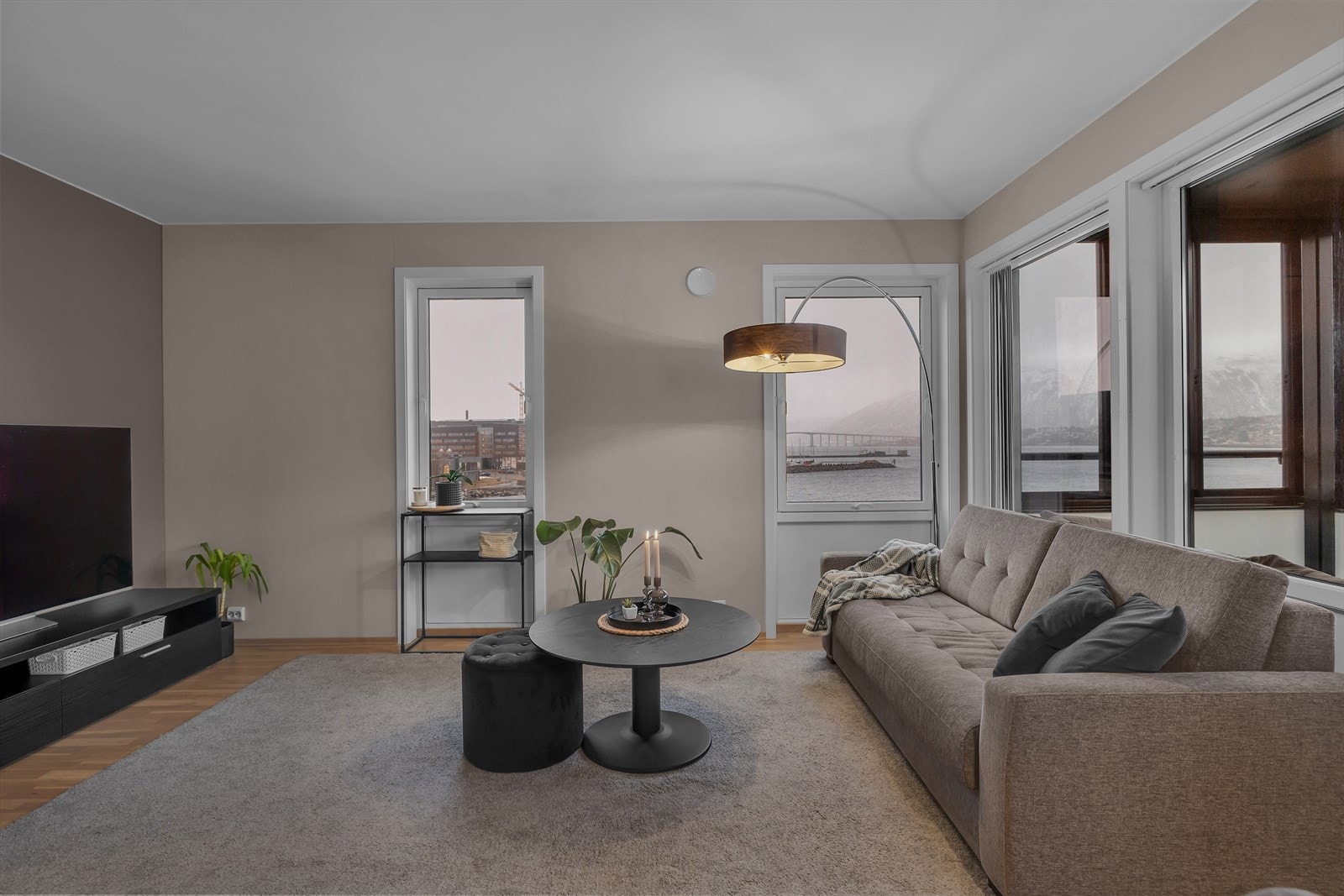 Her får du god plass til stor sittegruppe, og muligheten til å nyte utsikten over sundet fra sofahjørnet. Galleribilde