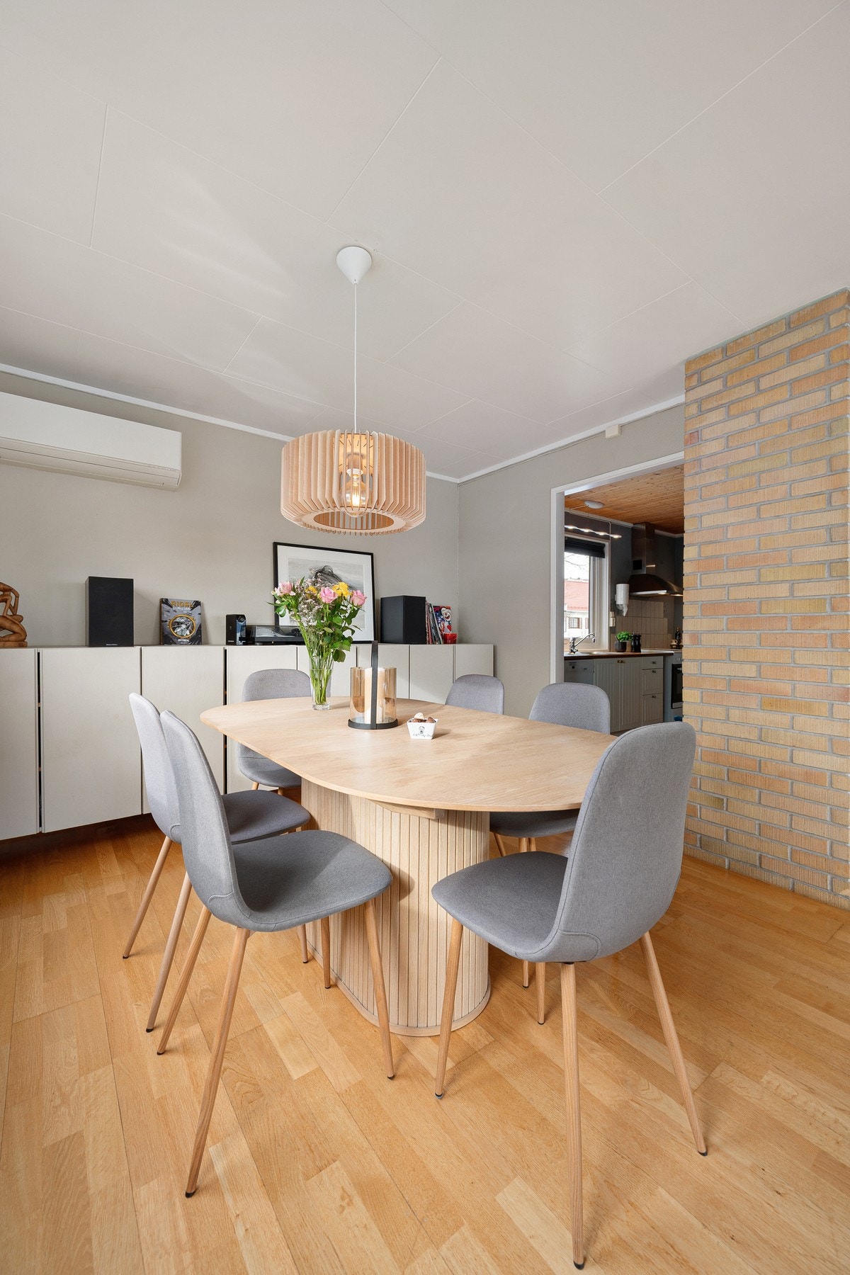 Det er oppvarming både med ved og varmepumpe som ble montert i 2022 Galleribilde