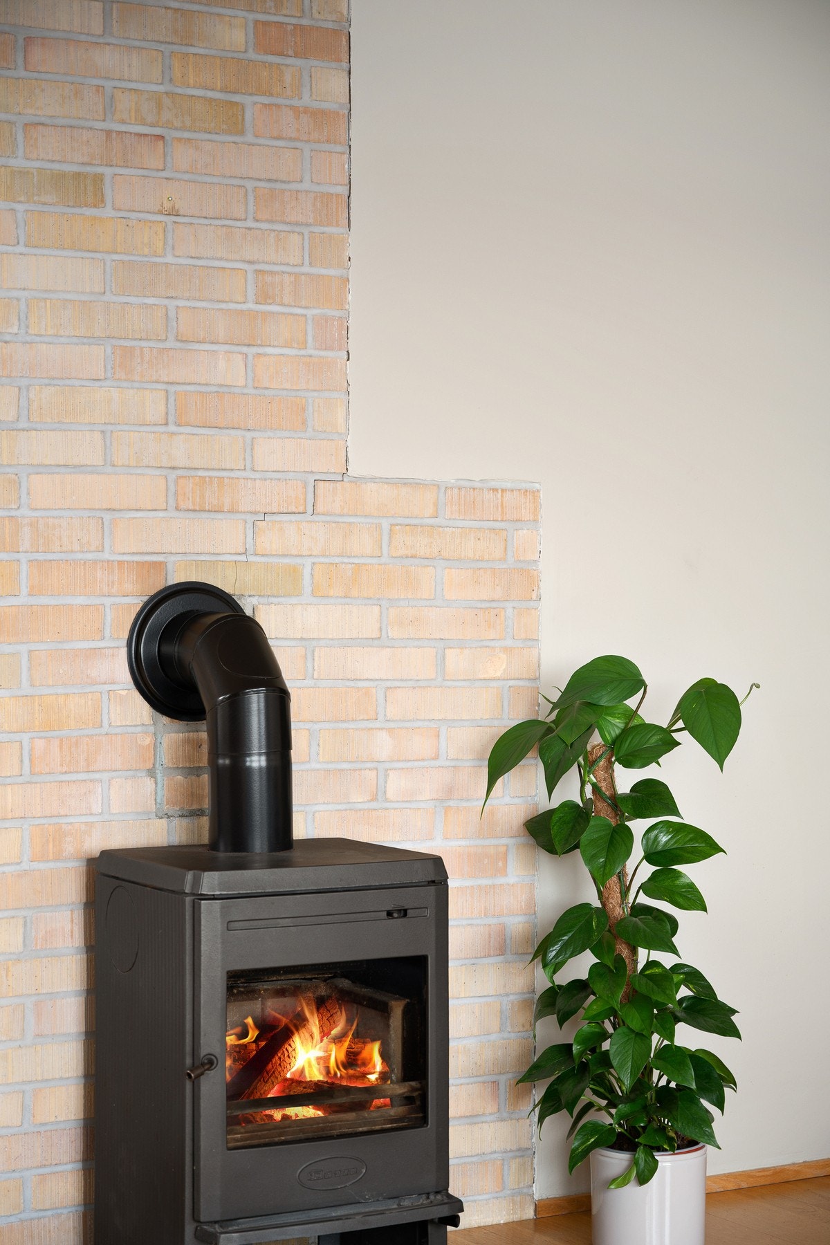 I stua er det en flott vedovn som varmer godt i tillegg til å være et stemningsfullt innslag i rommet Galleribilde