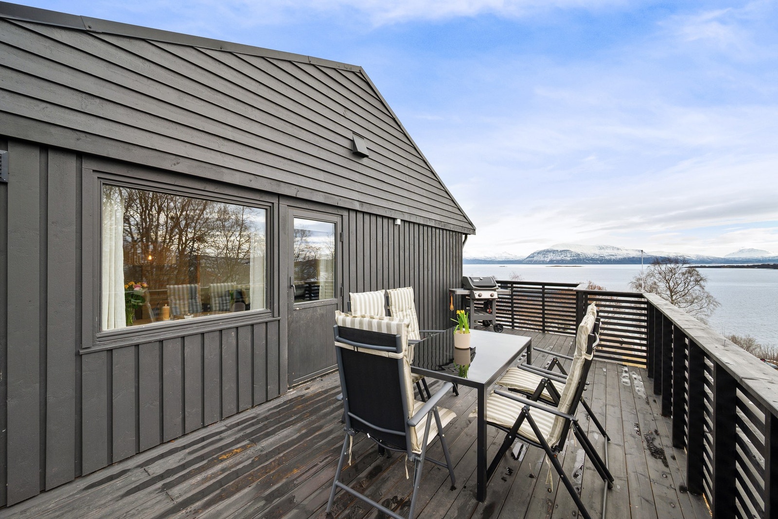 Veranda utenfor stue er vendt mot sørvest og gir gode solforhold og flott utsikt Galleribilde