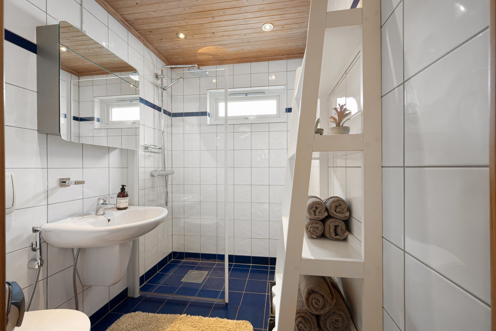 Badet er oppgradert i senere tid av faglært og har flislagte overflater med varmekabler i gulv Galleribilde