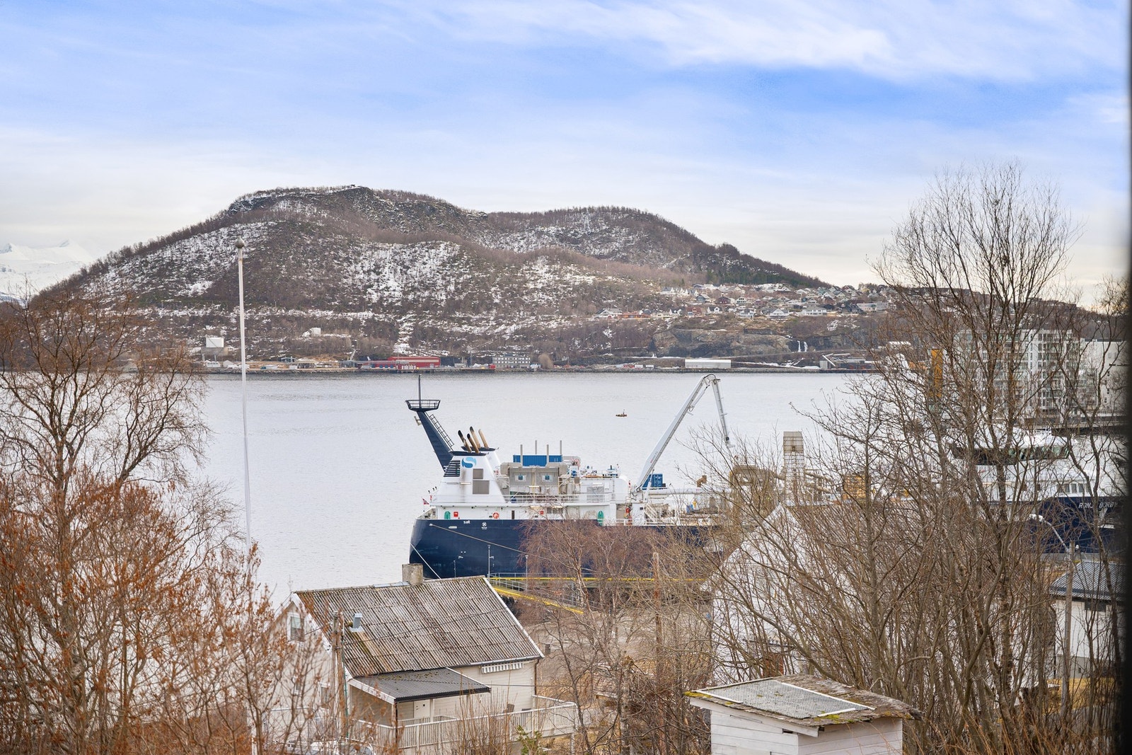 Det er meget pen utsikt i retning innseilingen til Harstad og over mot Gangsås Galleribilde