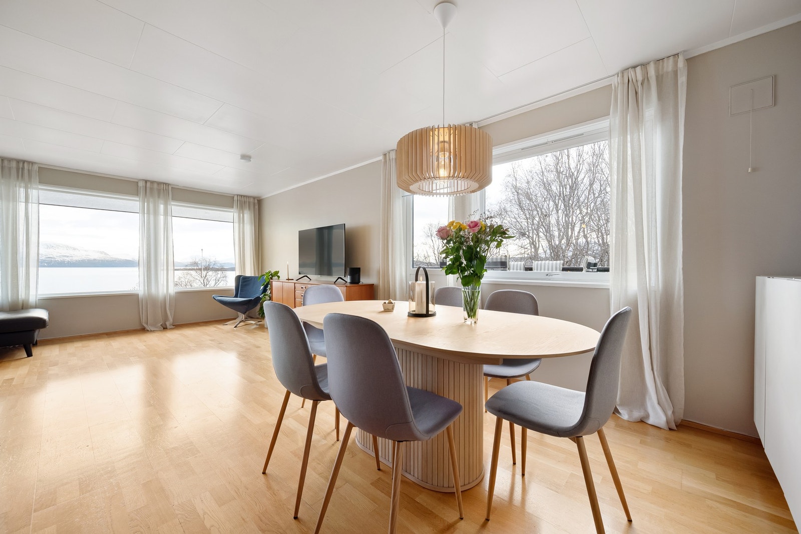 Oppholdsrom som inviterer til både hverdag og gjester Galleribilde