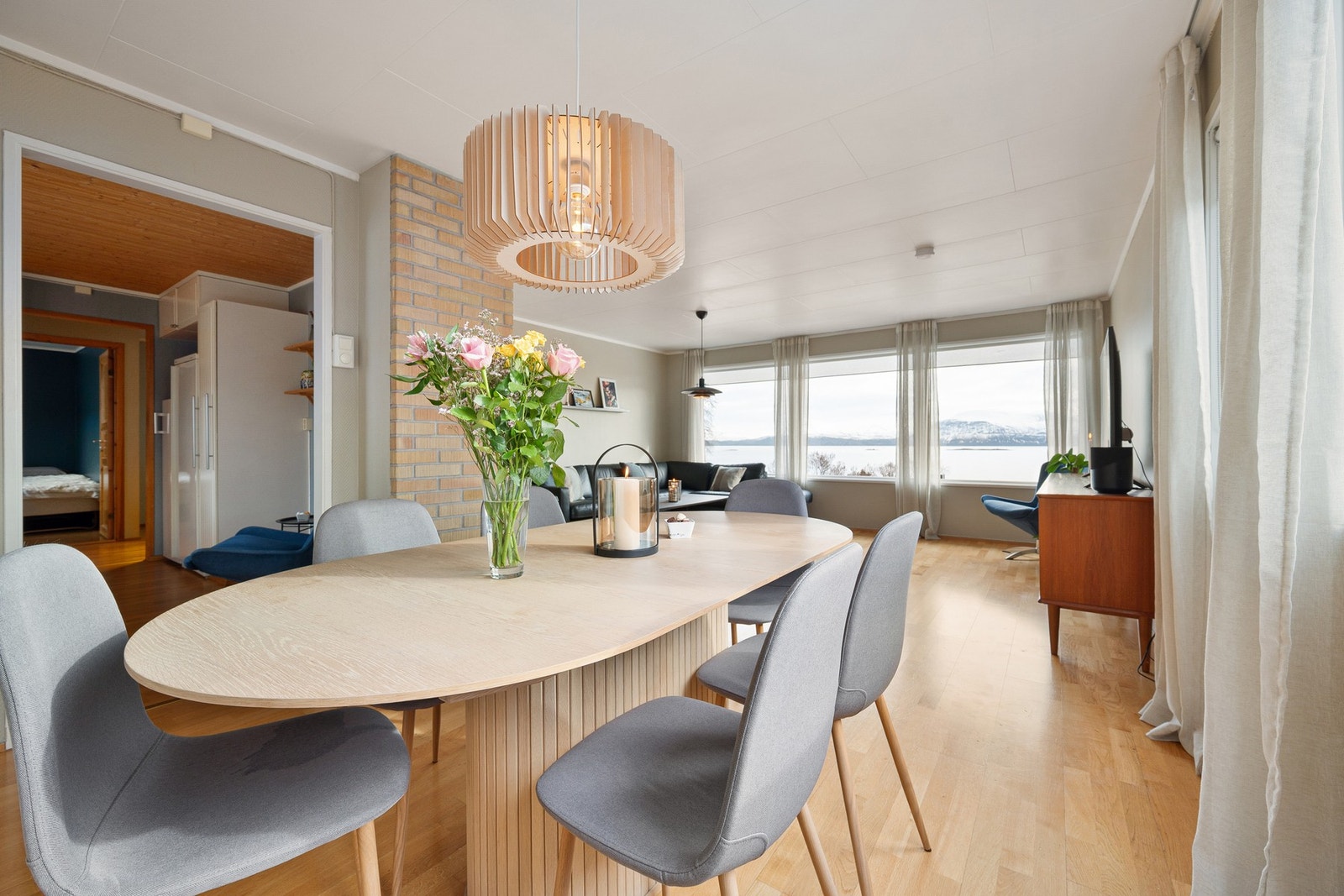 Spisestua er fint plassert i tilknytning til kjøkkenet Galleribilde