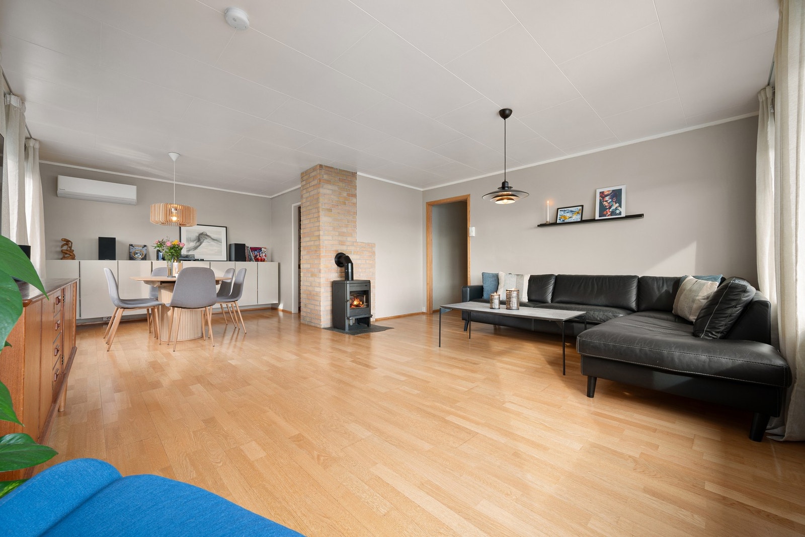 Stor stue med fleksible møbleringsmuligheter Galleribilde