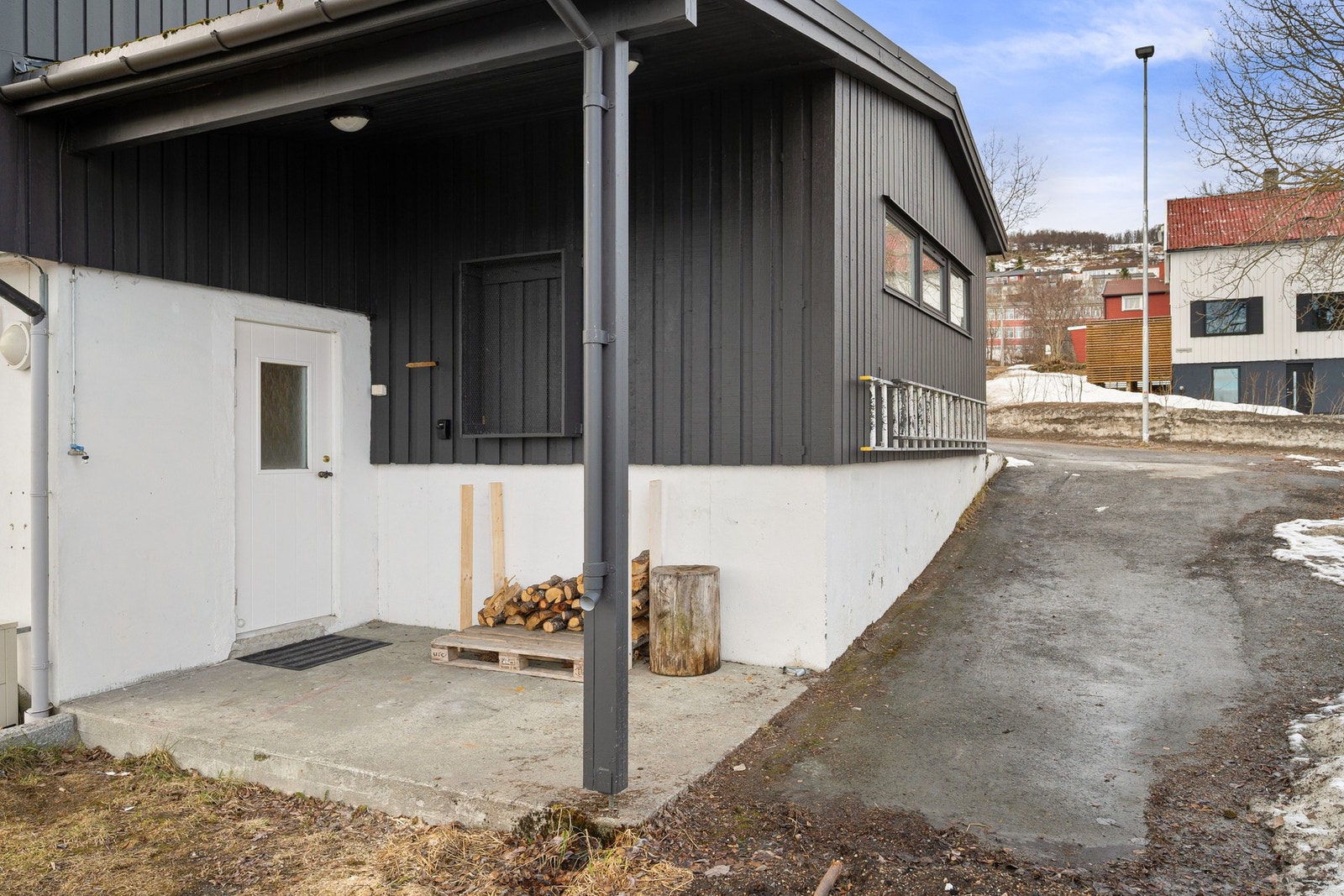 Egen inngang til kjelleretasje Galleribilde