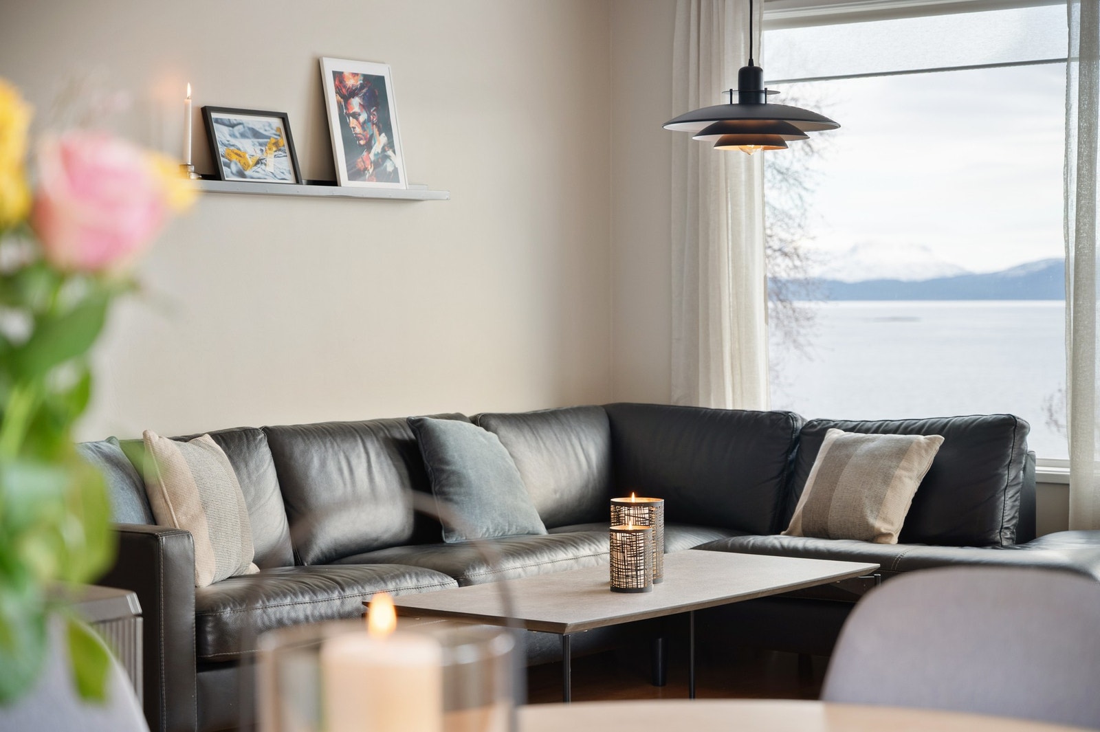 Utsikten kan nytes både utendørs og innenfra fra sofakroken! Galleribilde