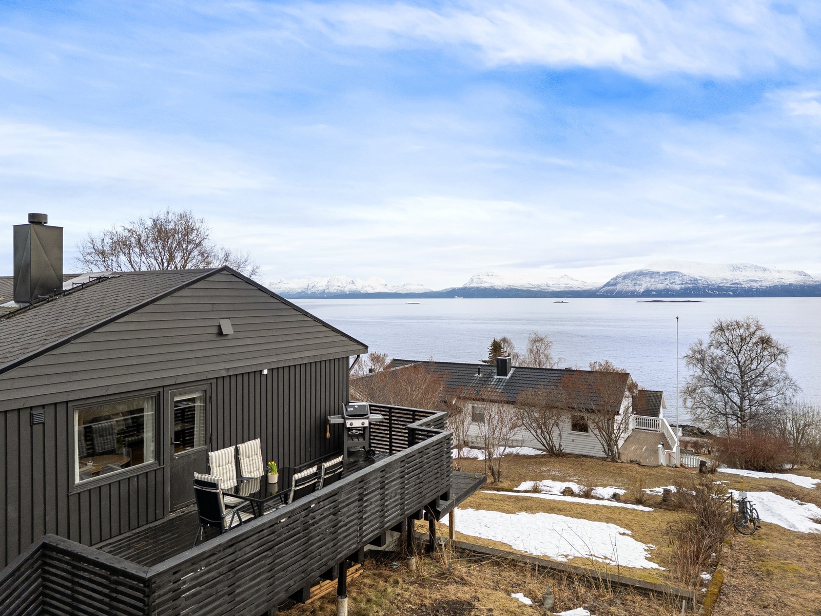 EIE Harstad v/megler Vetle Larsen har gleden av å presentere Hagebyveien 66!
Foto: Slutskyi View,
dronebilder av: Martynas Milkevicius Galleribilde