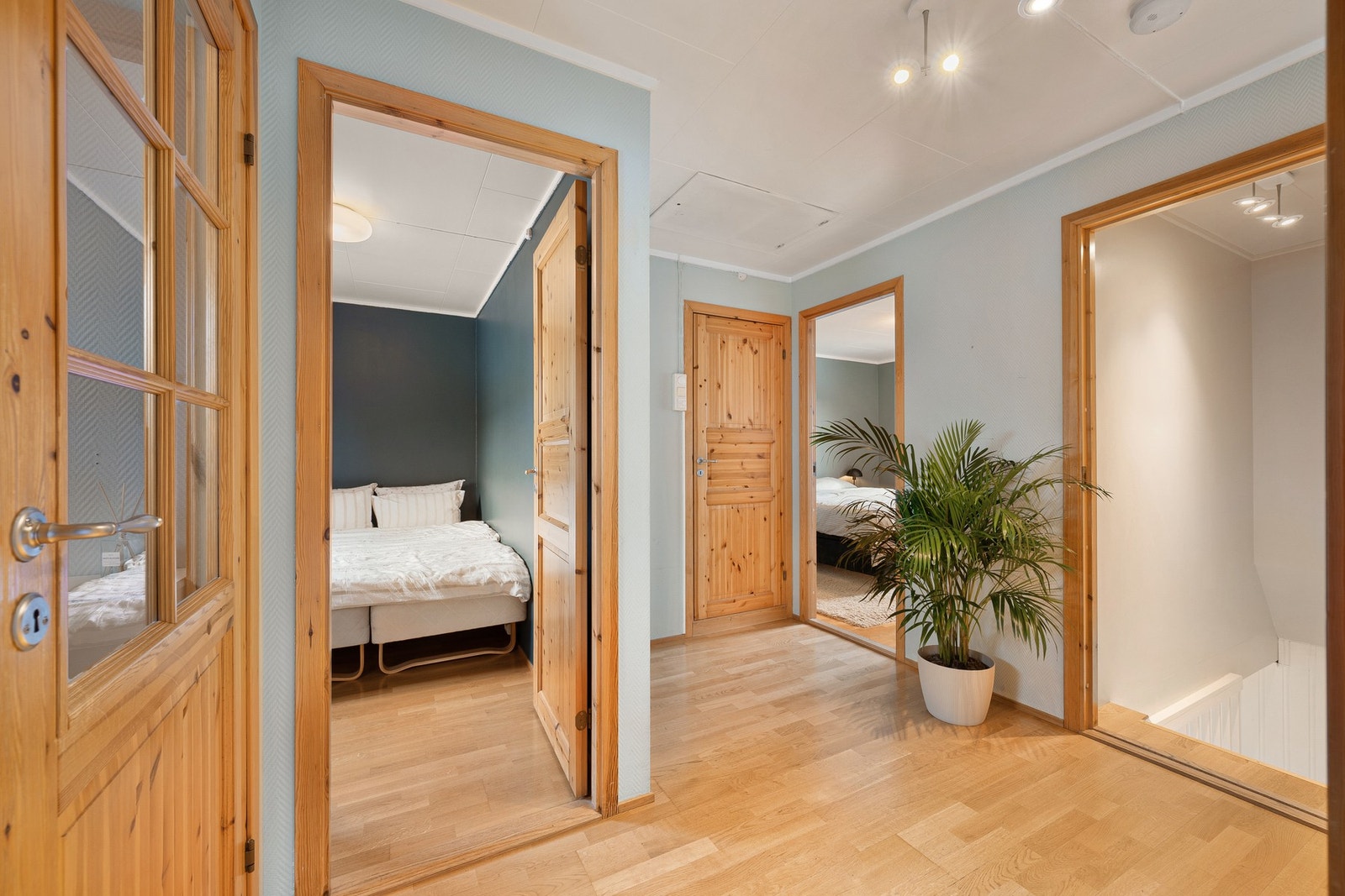 God planløsning med alle soverom plassert i samme del av boligen, i tillegg til bad i midten Galleribilde