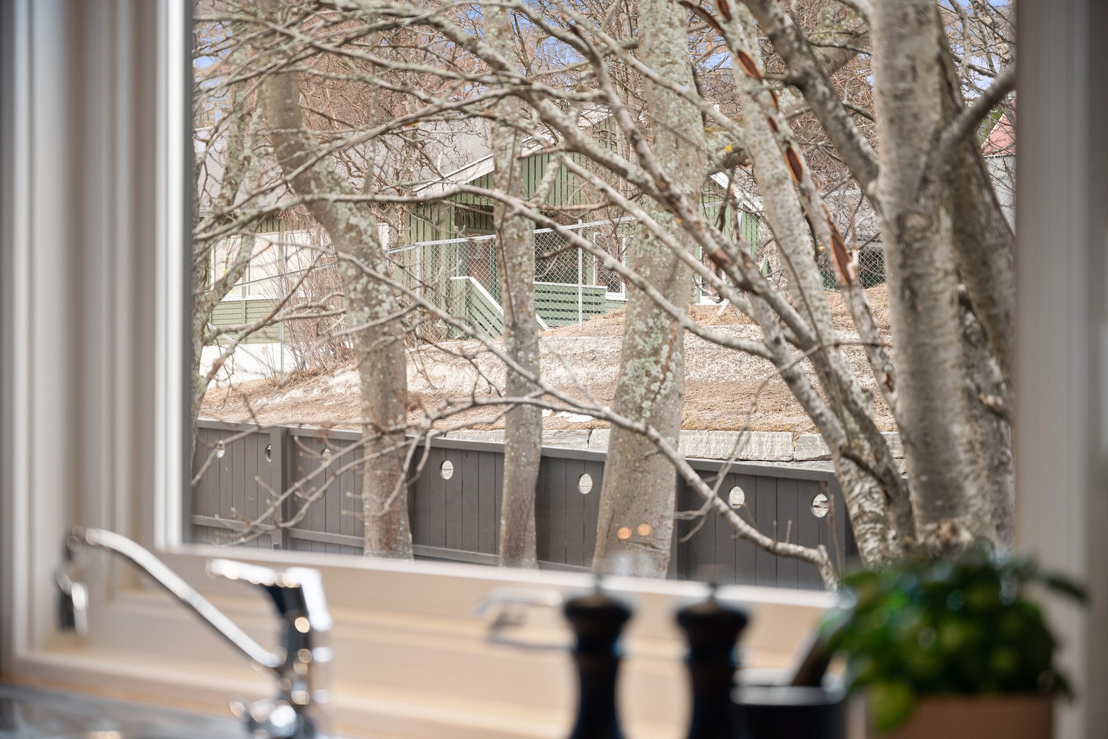 Fra kjøkkenbenken ser du over til barnehagen som er rett over veien! Ypperlig for deg med barn i barnehagealder Galleribilde