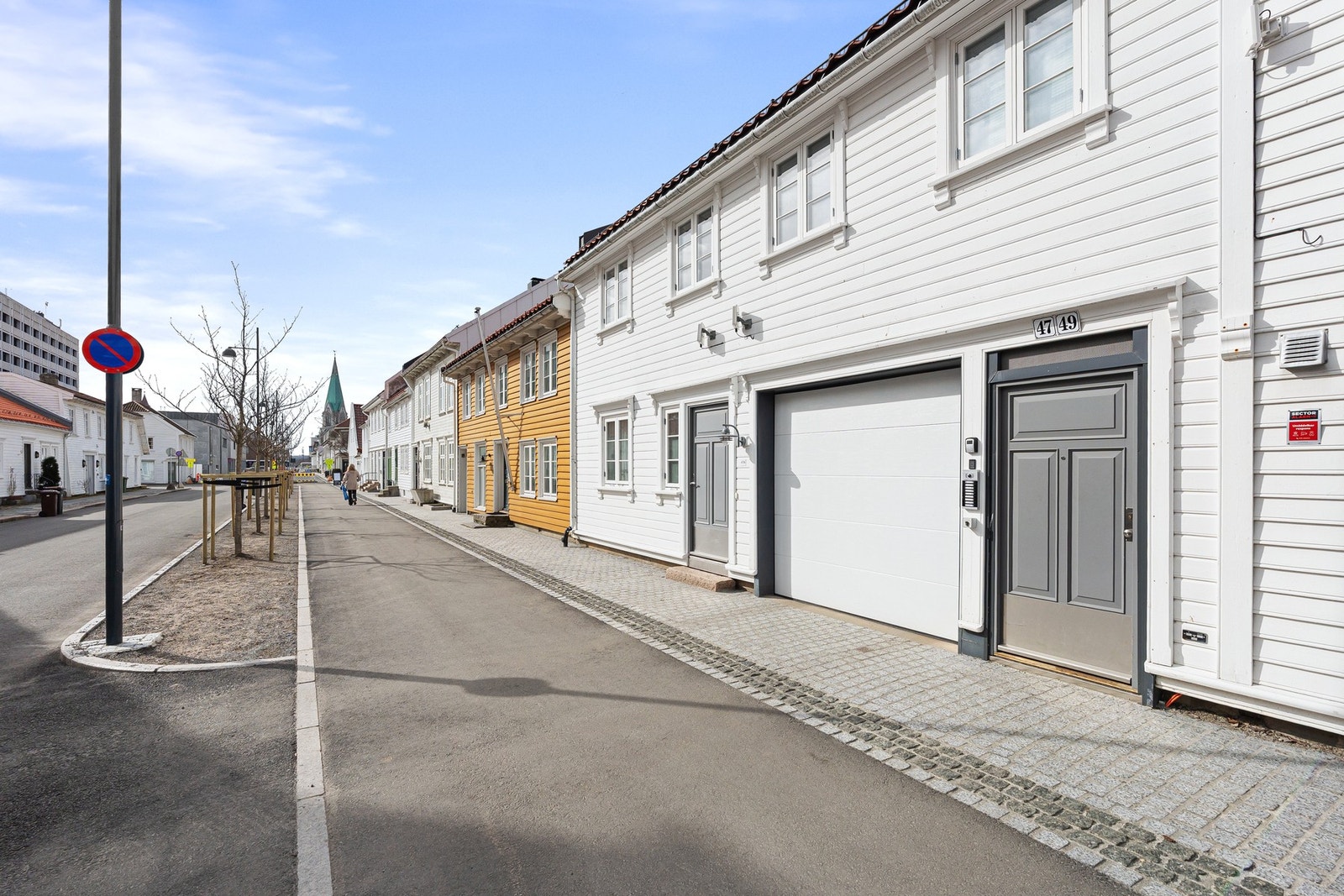 Fra Rådhusgata 47/49 - inngang til bygget og garasjeport til parkeringen Galleribilde