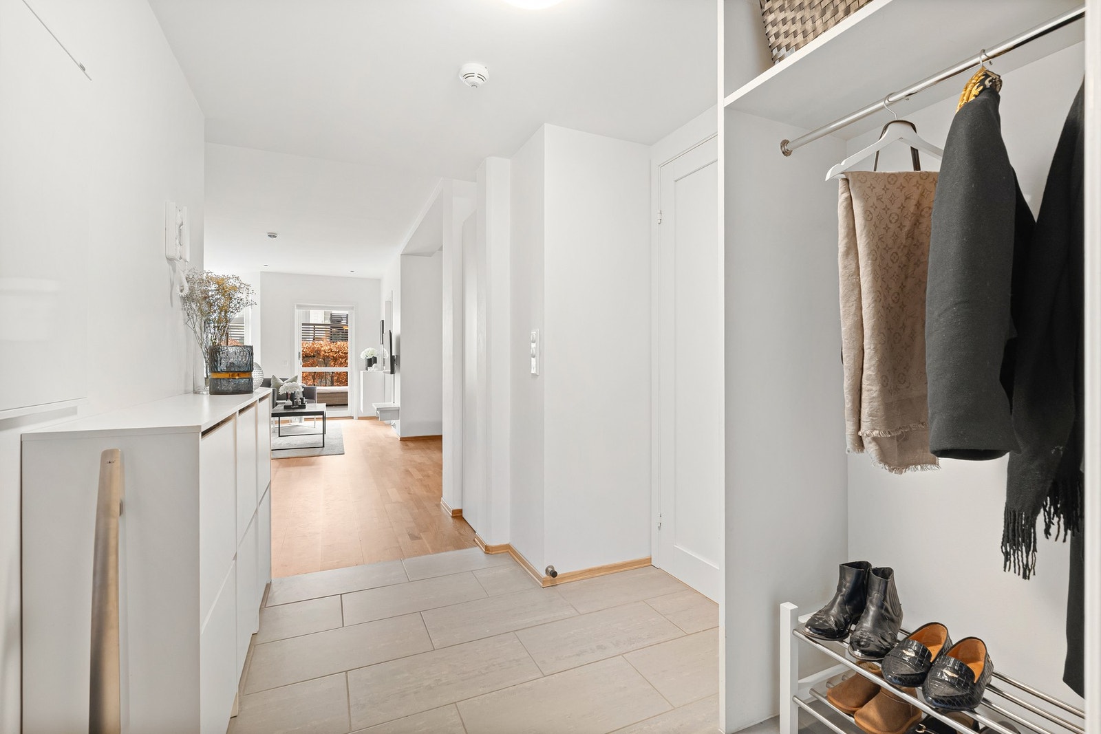 Fra entreen mot stue - innerst i stuen får en inn lyset fra den fine uteplassen Galleribilde