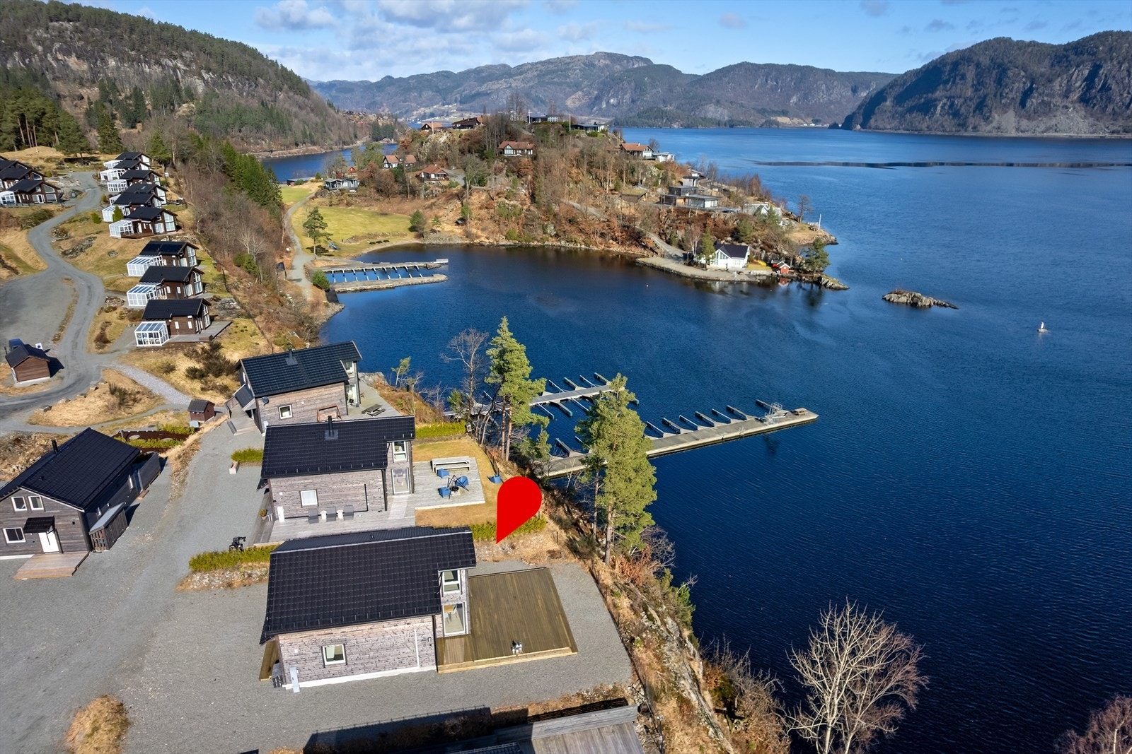 Fantastisk beliggenhet ved vannet med vakker utsikt, moderne hytter, og nærhet til natur. Perfekt for rekreasjon og ro. Galleribilde