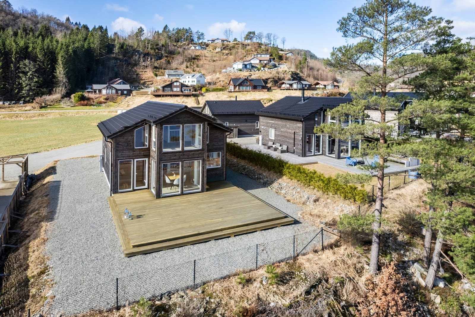 Moderne hytte med fin beliggenhet, omgitt av vakker natur. Perfekt for avkobling og rekreasjon. Romslig uteplass med naturskjønn utsikt. Galleribilde