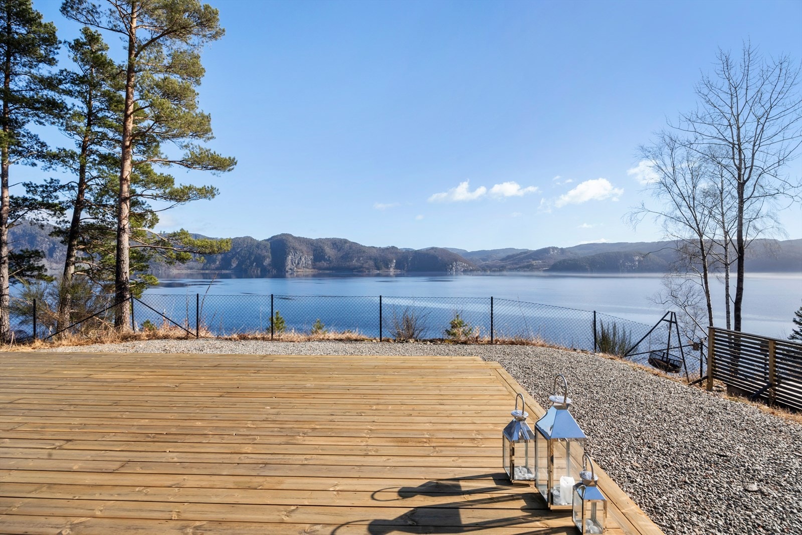 Fra eiendommen nyter du vakker utsikt mot Lundevatnet! Galleribilde