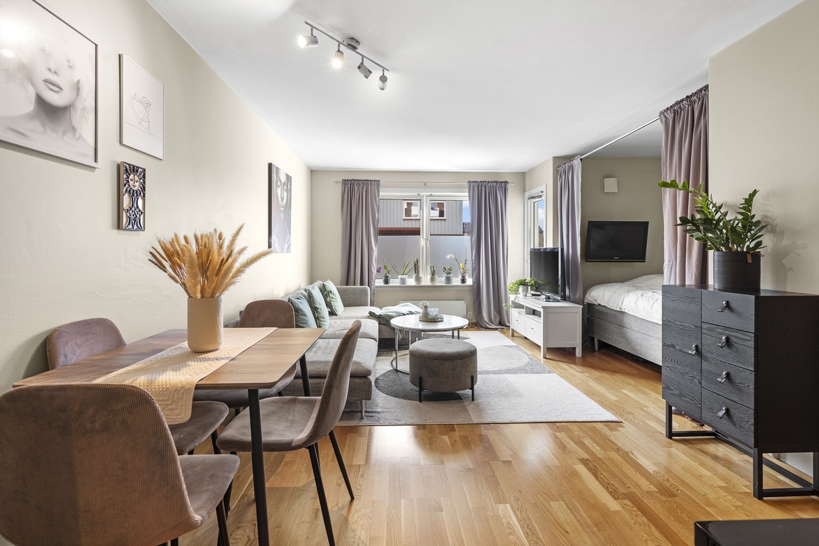Hedda Lindgren v/ Nordvik Bolig har gleden av å presentere Grenlandsgata 39. Foto: A7 Media Galleribilde