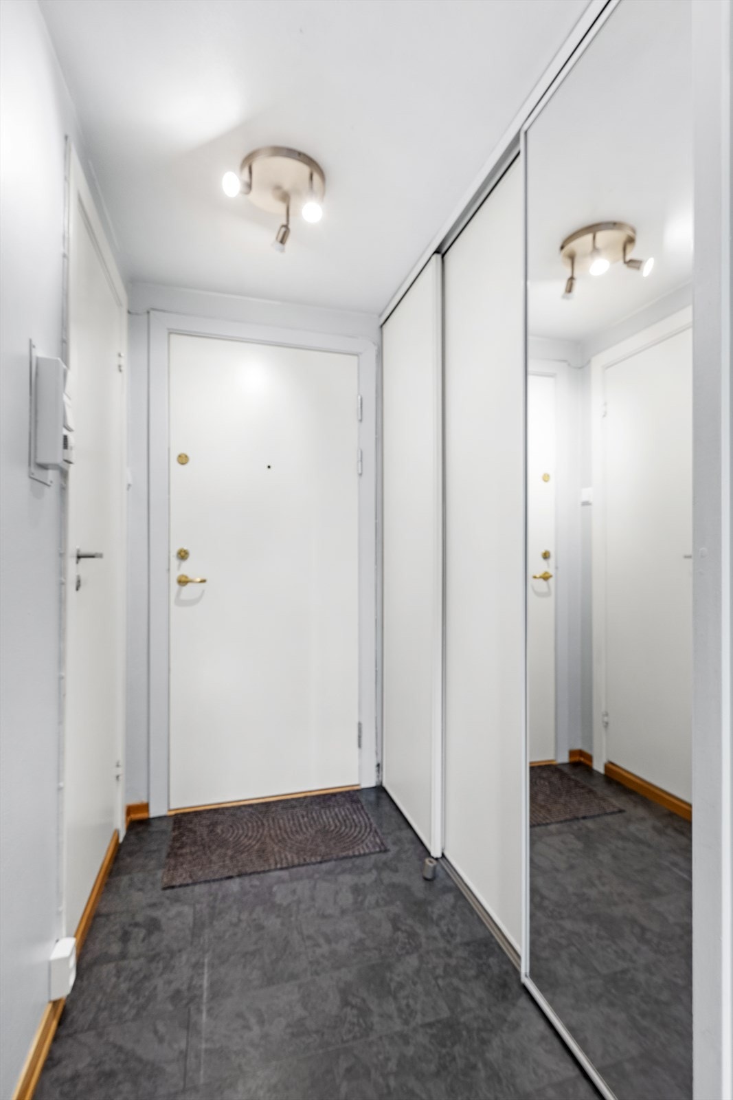 I entrè er det praktisk skyvedørsgarderobe med gode oppbevaringsmuligheter Galleribilde