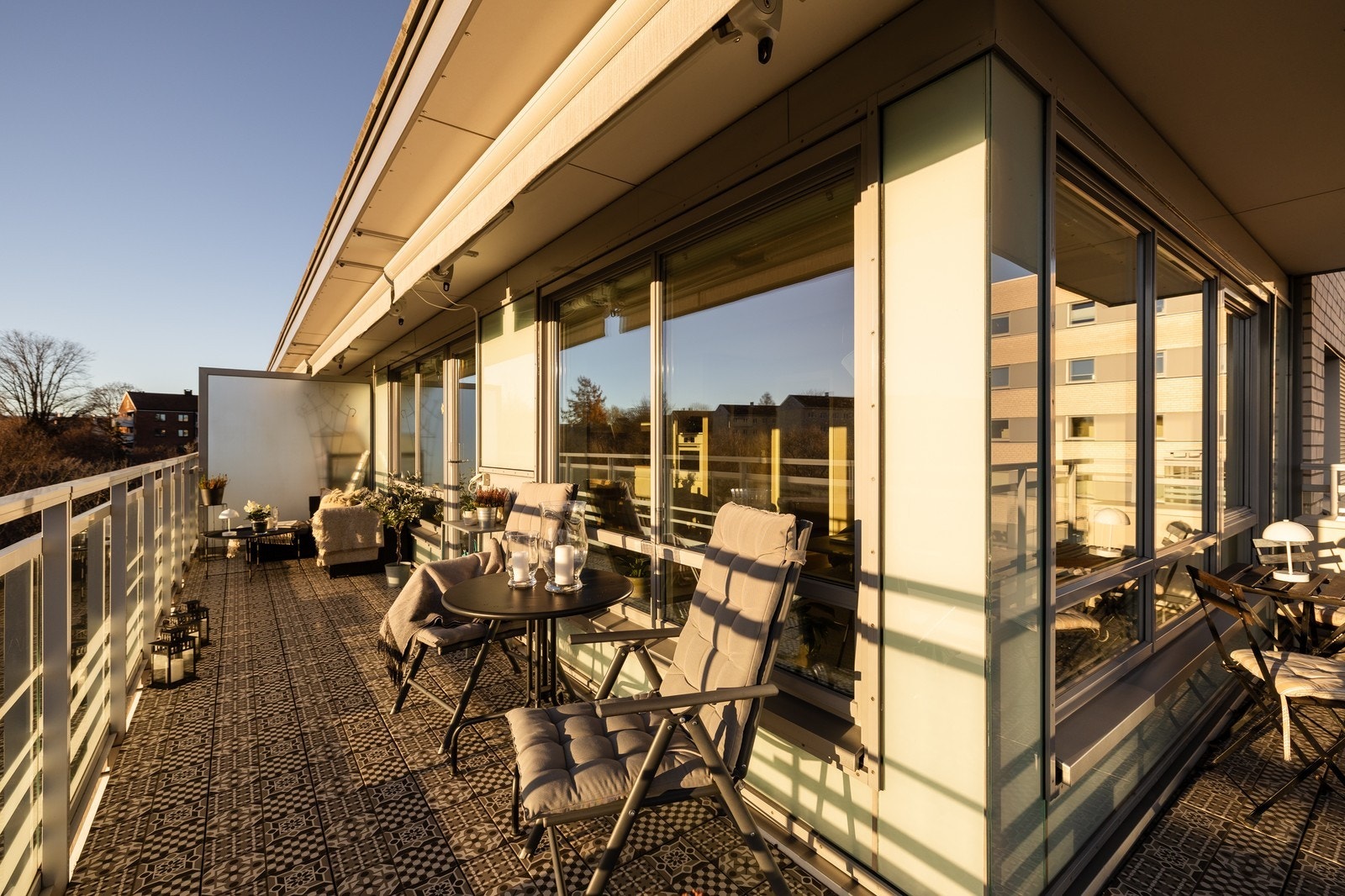 Balkongen følger leiligheten og det er derfor god plass både til utemøbler og grill. Galleribilde