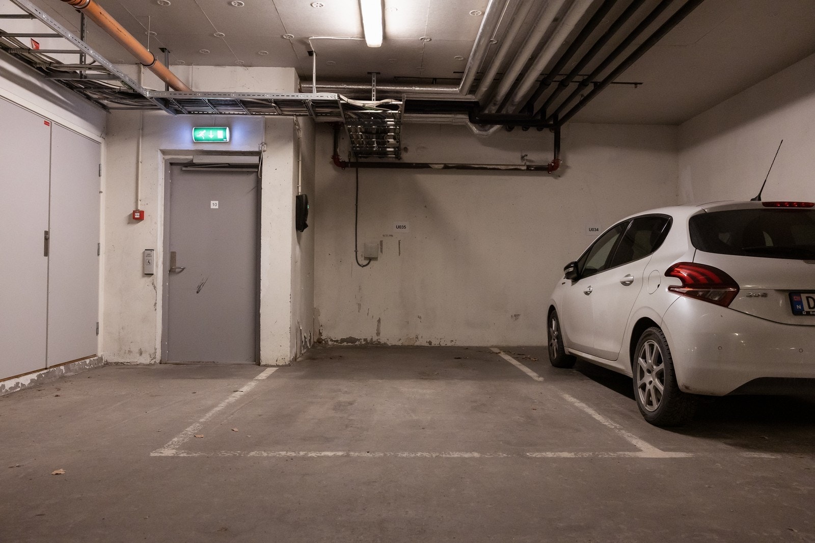 Det følger med parkeringsplass med elbillader. Galleribilde