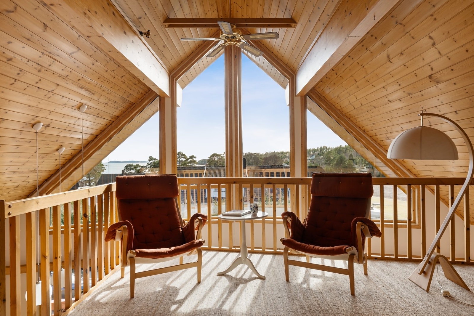 Fra godstolen kan du nyte glimt av sjøen Galleribilde