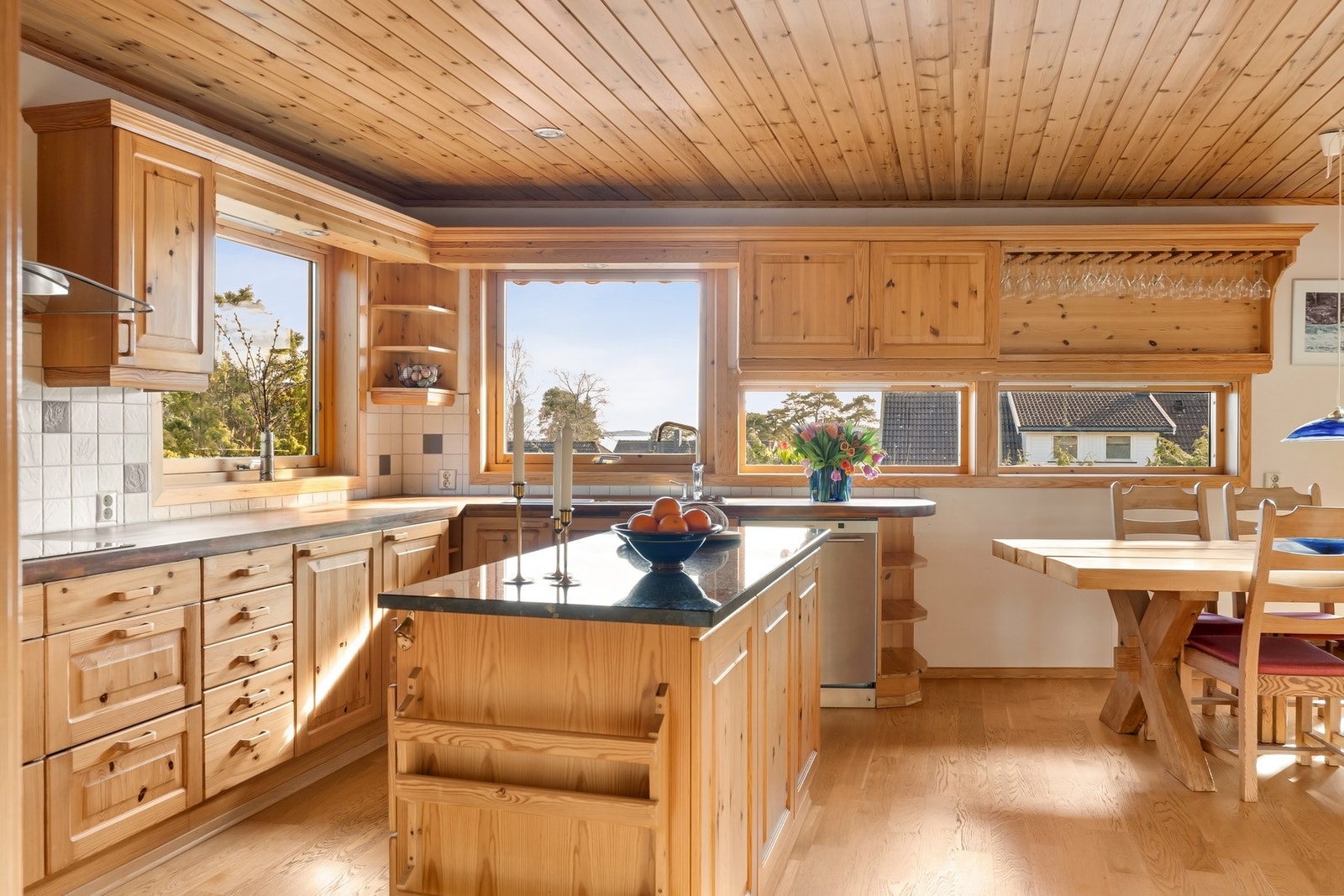 Åpen kjøkkenløsning med naturlig plass til både hverdag og selskap Galleribilde