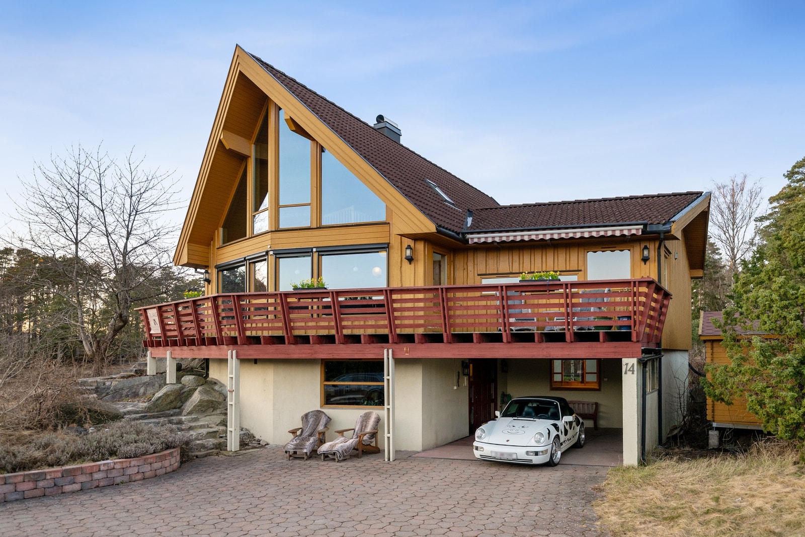 Steinlagt gårdsplass med gode parkeringsmuligheter og carport Galleribilde