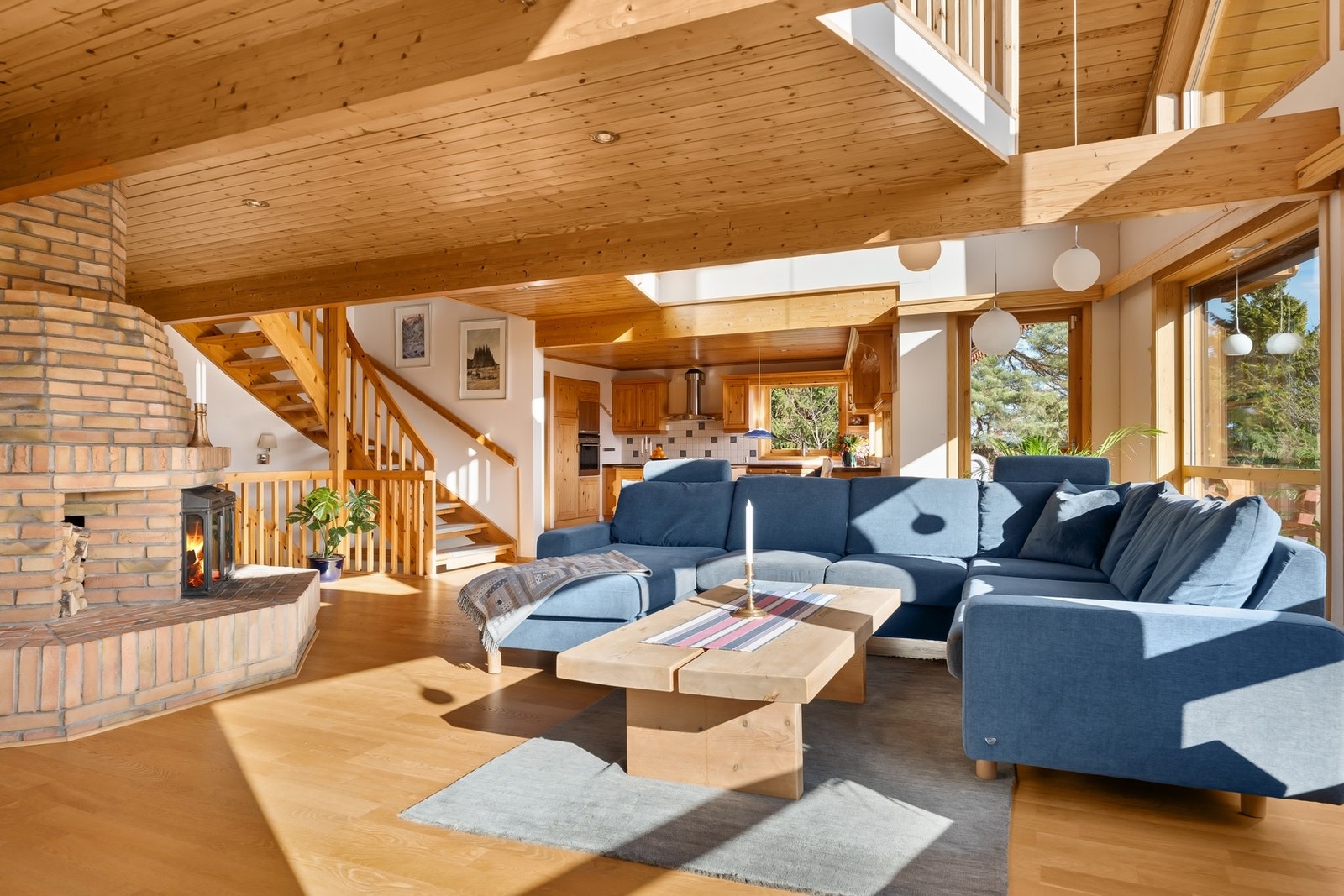 Lys og luftig stue med store vindusflater og fantastisk romfølelse Galleribilde