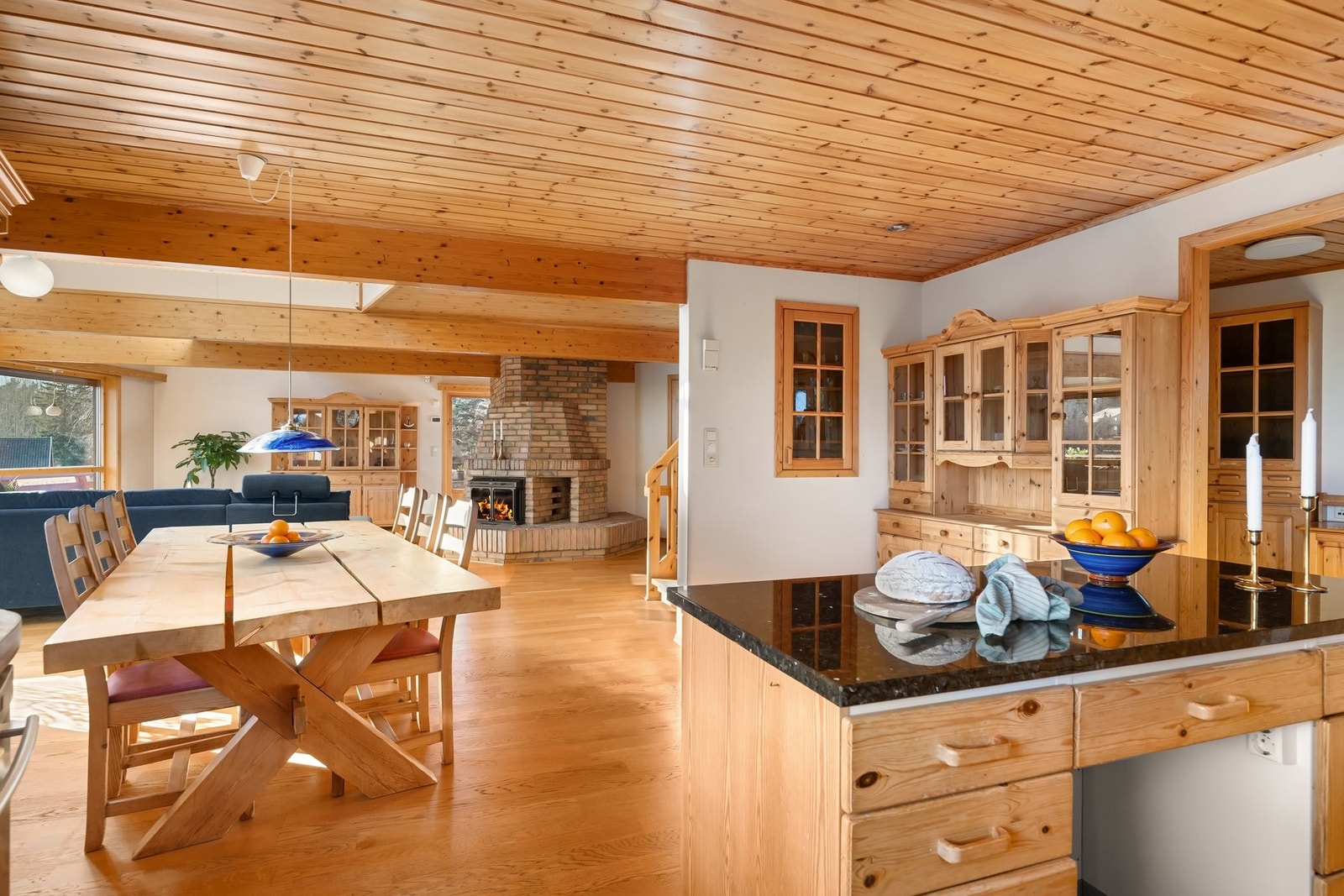 Her glir stue og kjøkken sømløst sammen i en sosial planløsning Galleribilde