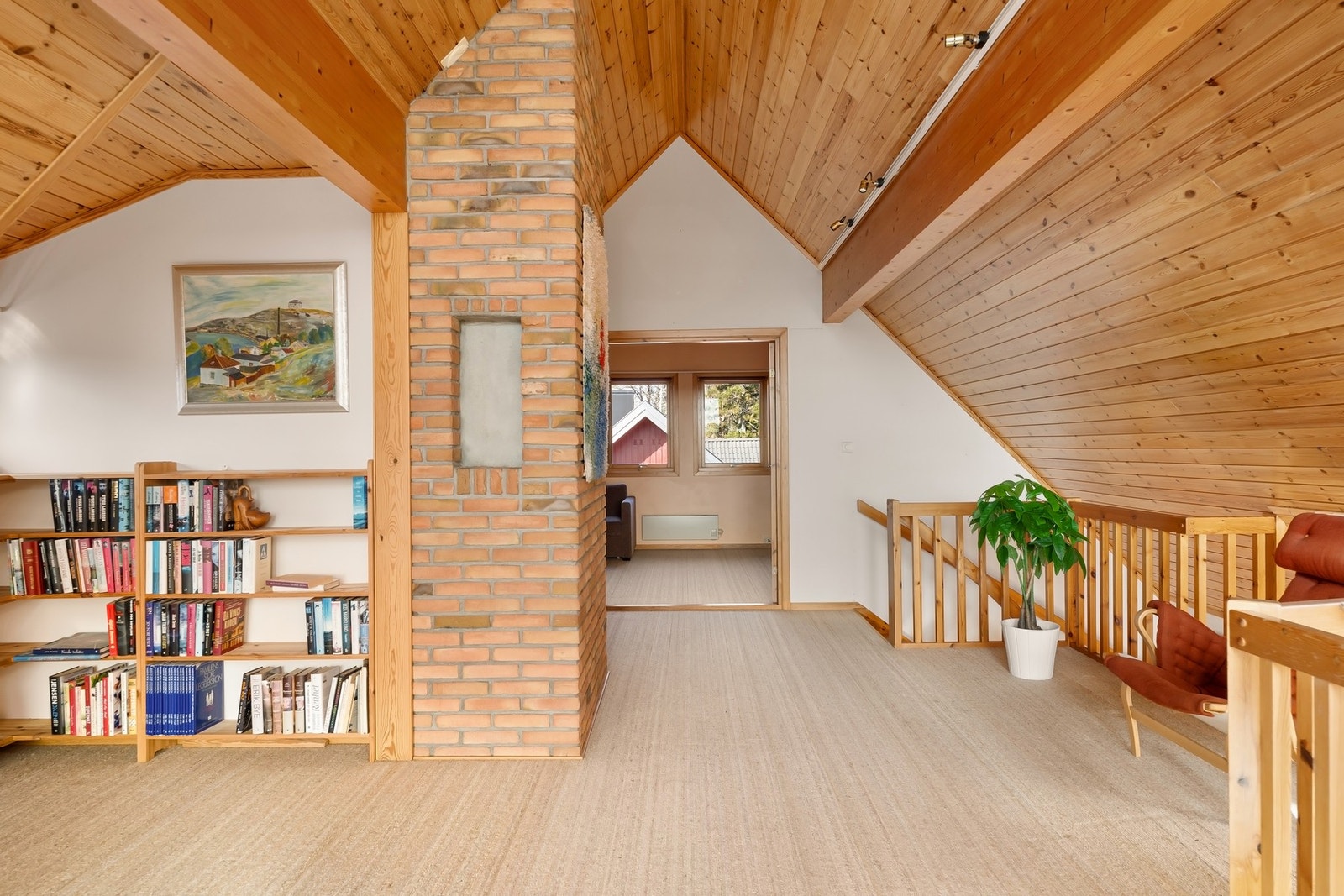 Ekstra stue og soverom i loftsetasjen - perfekt for gjester eller ungdom Galleribilde