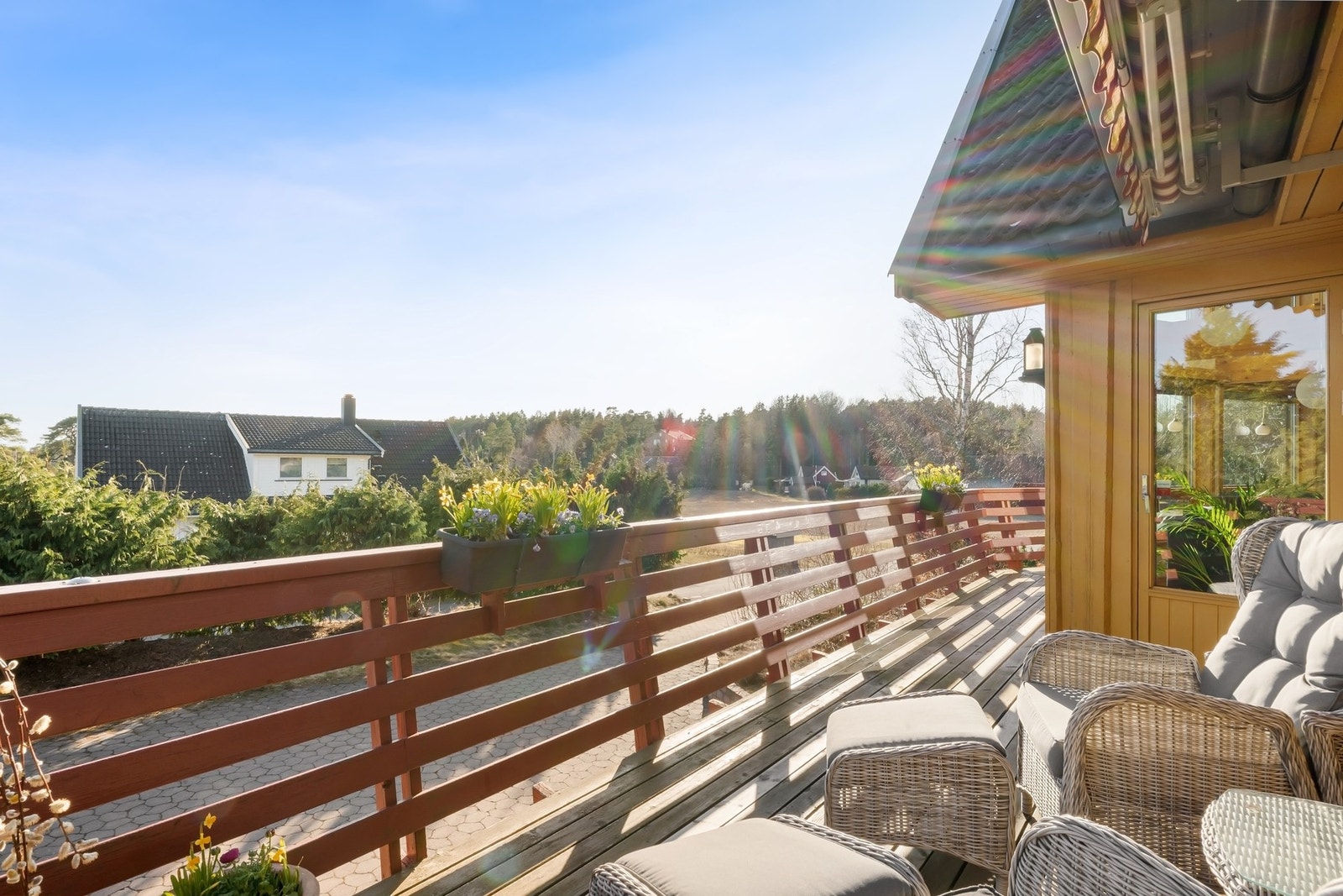 Solrik terrasse på boligens framside Galleribilde