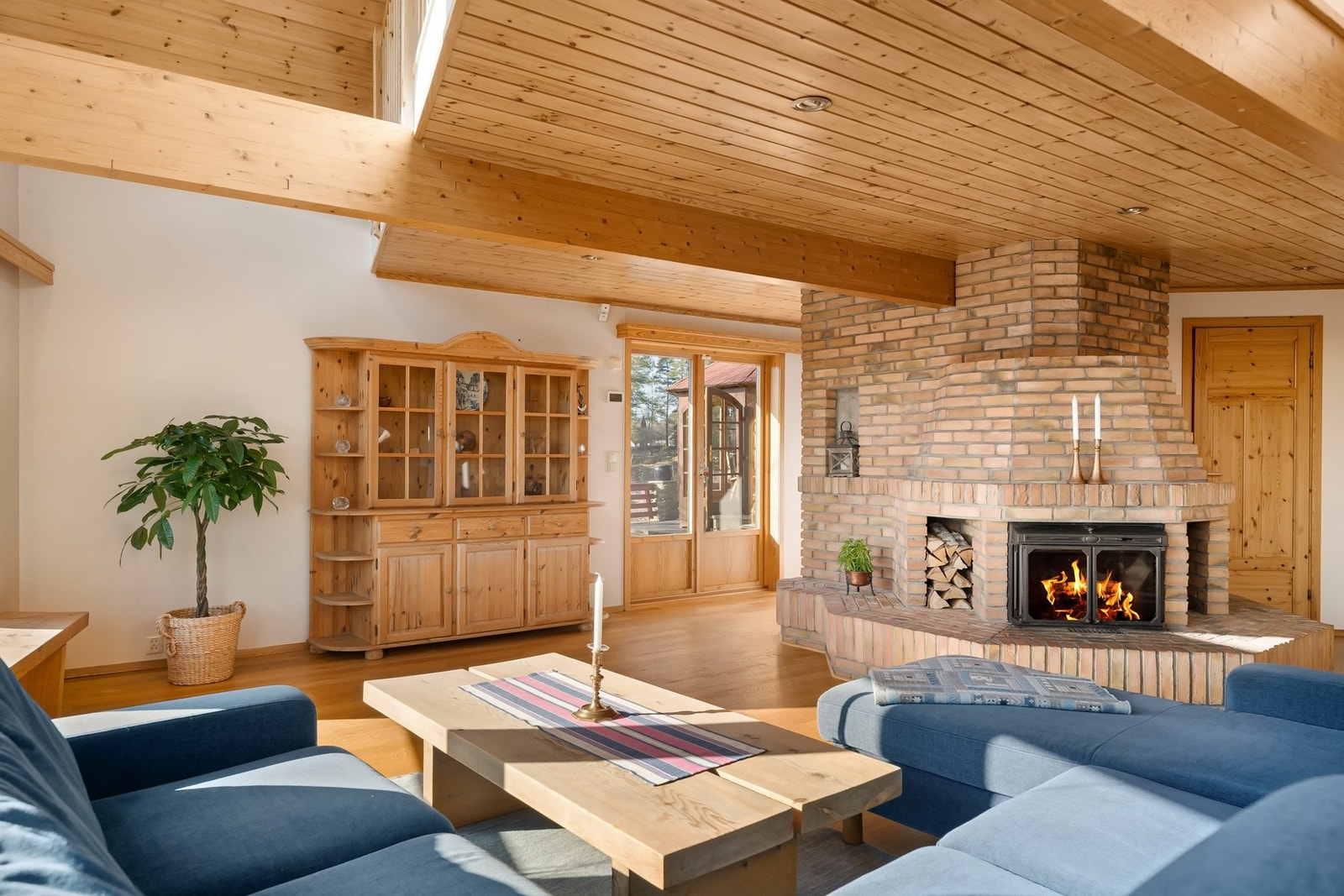 Åpen peis gir varme og stemning på kjølige dager Galleribilde