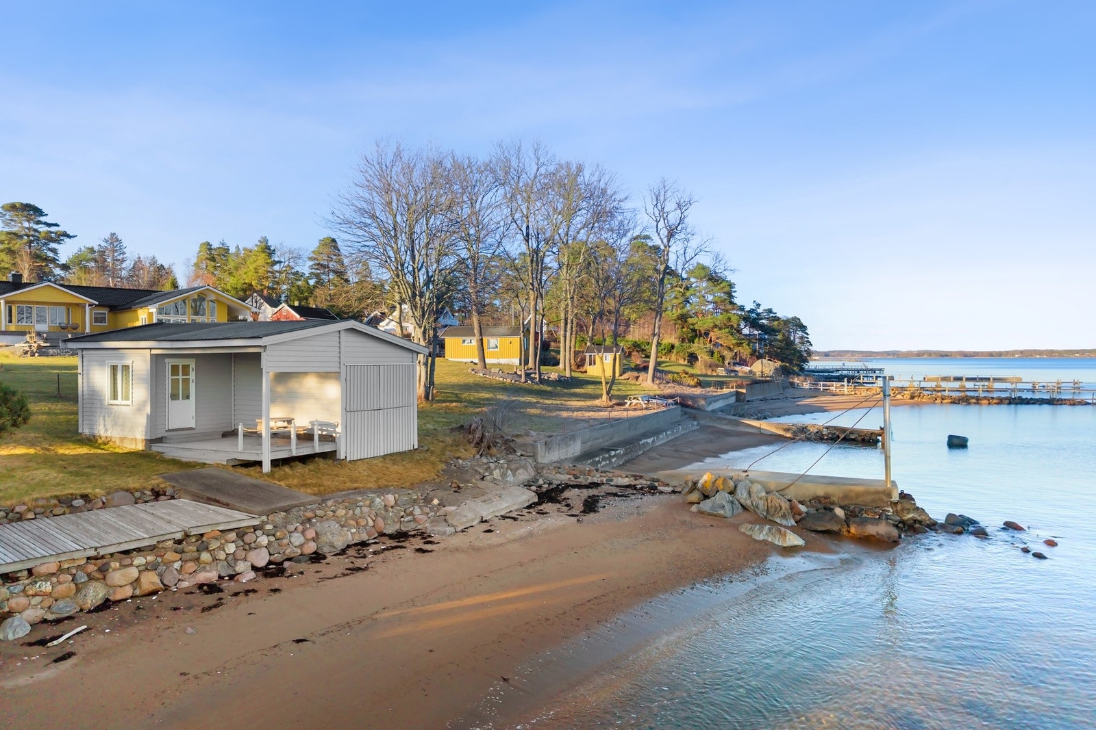 På strandeiendommen står et naust idyllisk beliggende helt nede i vannkanten Galleribilde