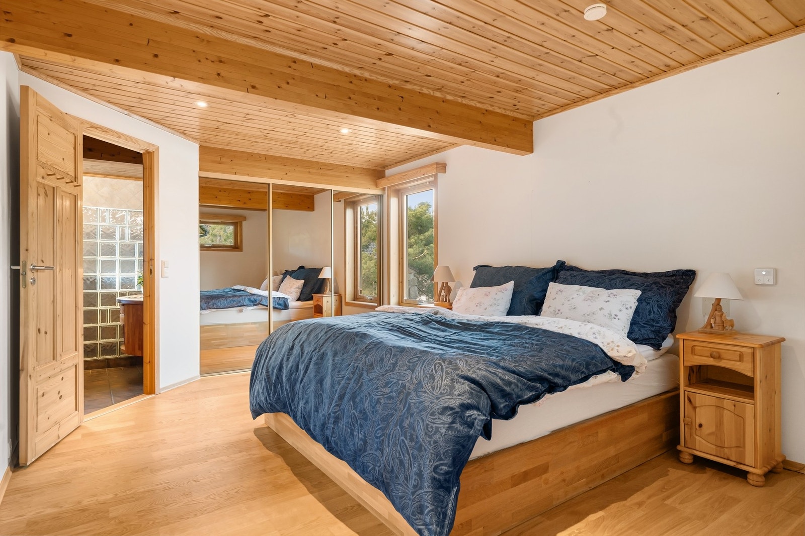 Lunt og rolig hovedsoverom med nærhet til eget bad Galleribilde