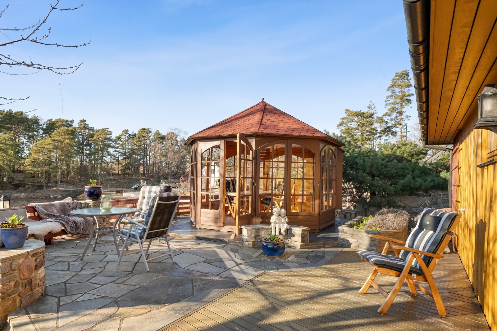 Lunt lysthus som forlenger utesesongen og gir ly på regnfulle dager Galleribilde