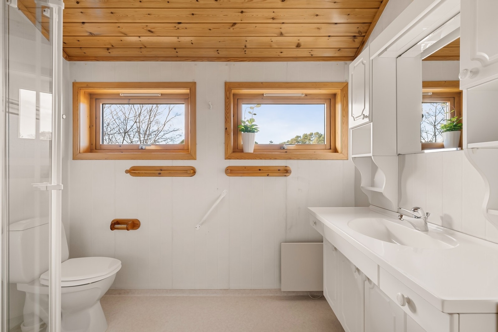 Lyst og fullverdig bad i loftsetasjen Galleribilde