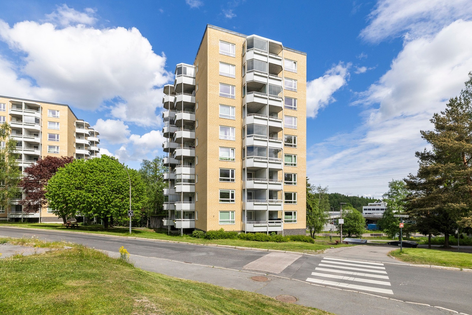 Eiendommen ligger i et hyggelig og attraktivt boligområde på Ellingsrud Galleribilde
